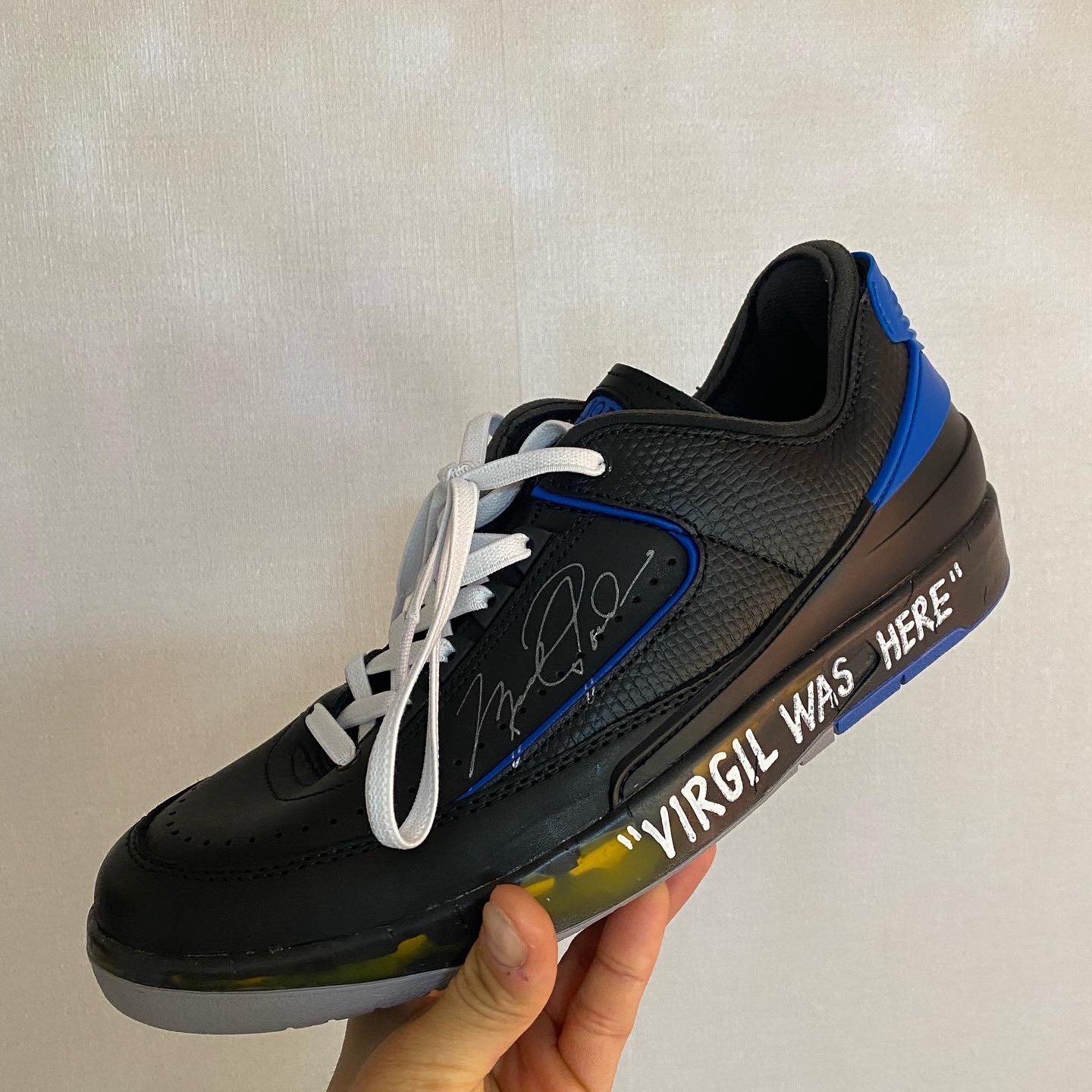 Jordan 2 x Off-White Retro Low SP Black and Varsity Royal 착용 스타일 - 1