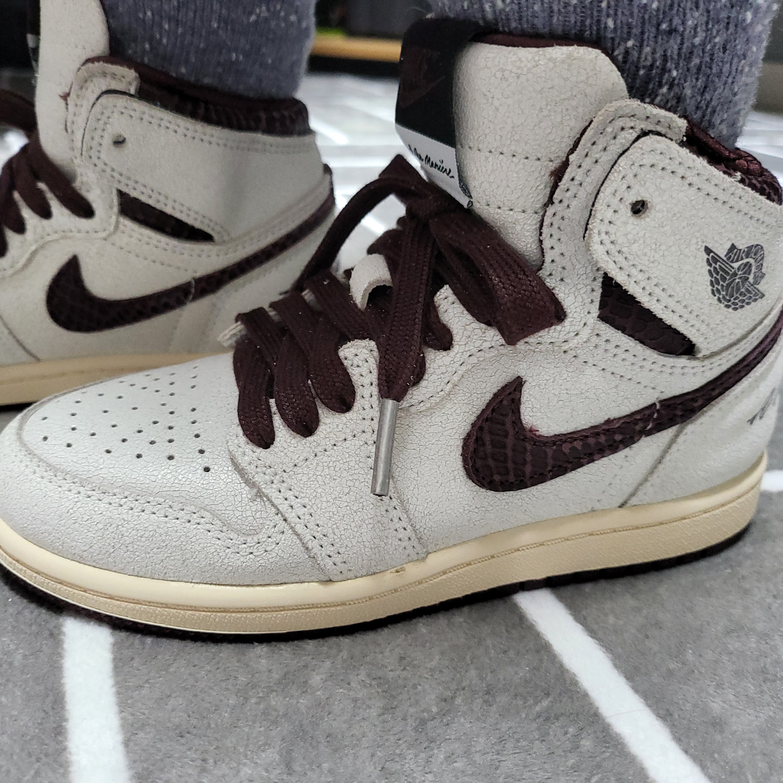 (PS) Jordan 1 x A Ma Maniere Retro High OG SP Burgundy and Sail 착용 스타일 - 5