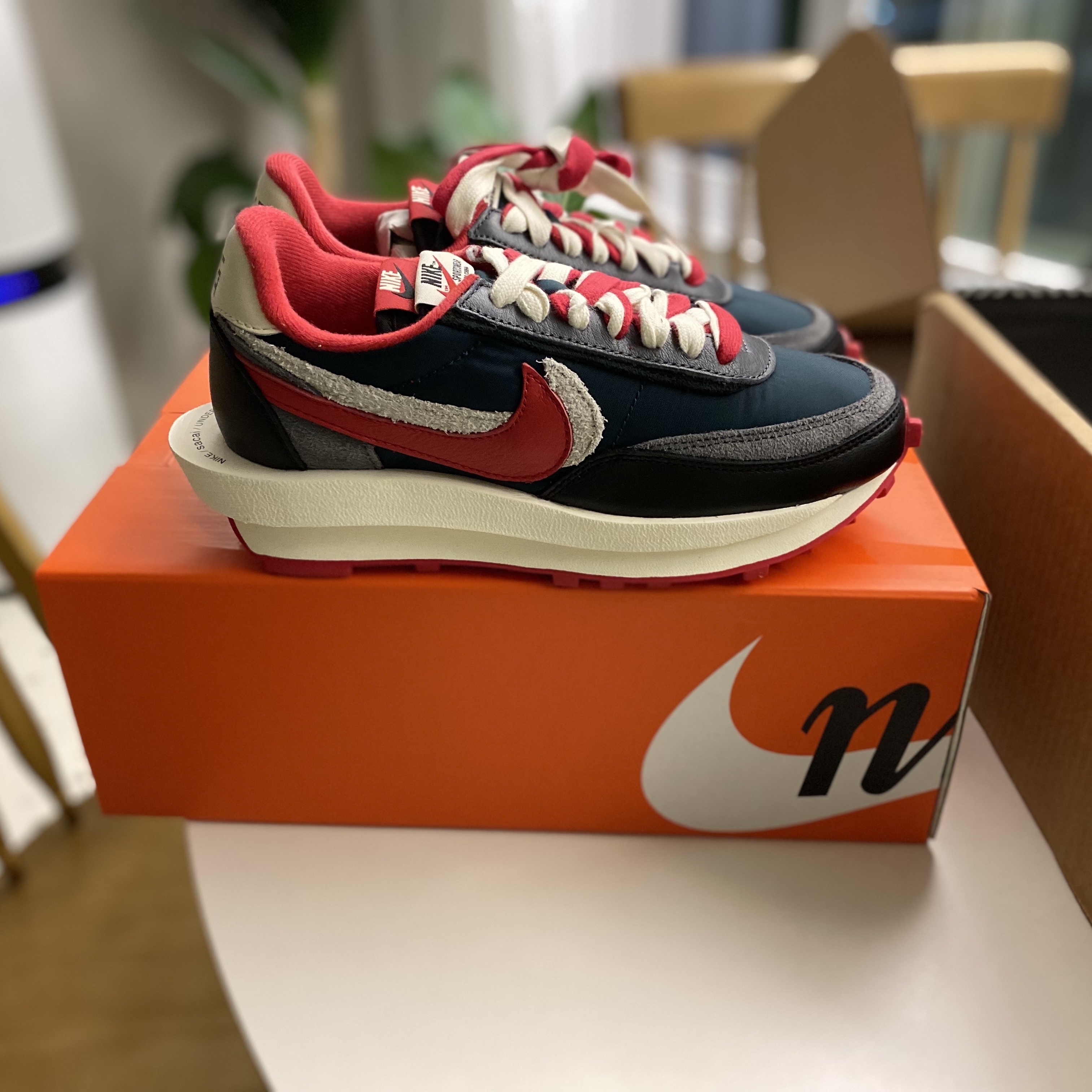 Nike x Sacai x Undercover LDWaffle Midnight Spruce University Red 착용 스타일 - 2