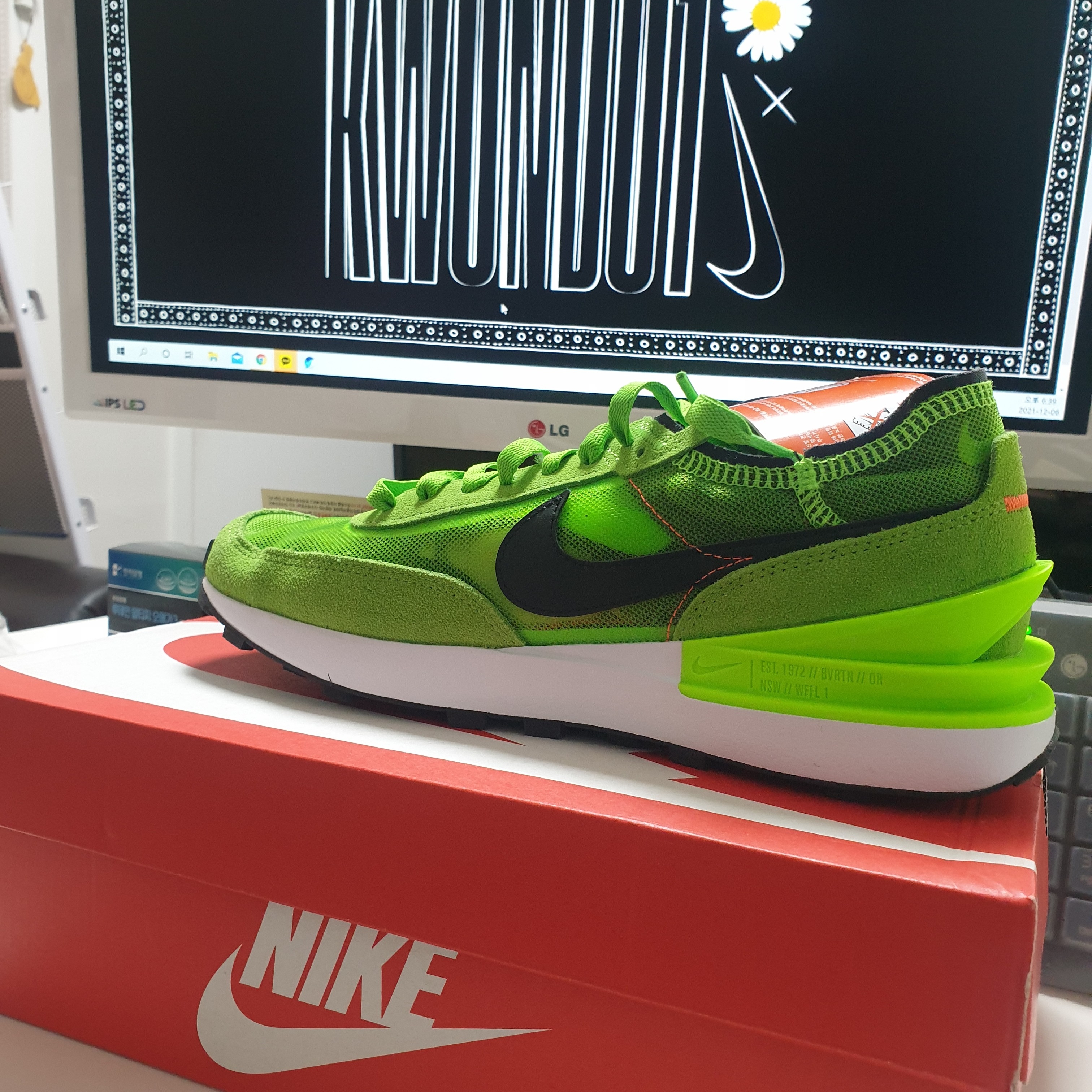 Nike Waffle One Electric Green 착용 스타일 - 2