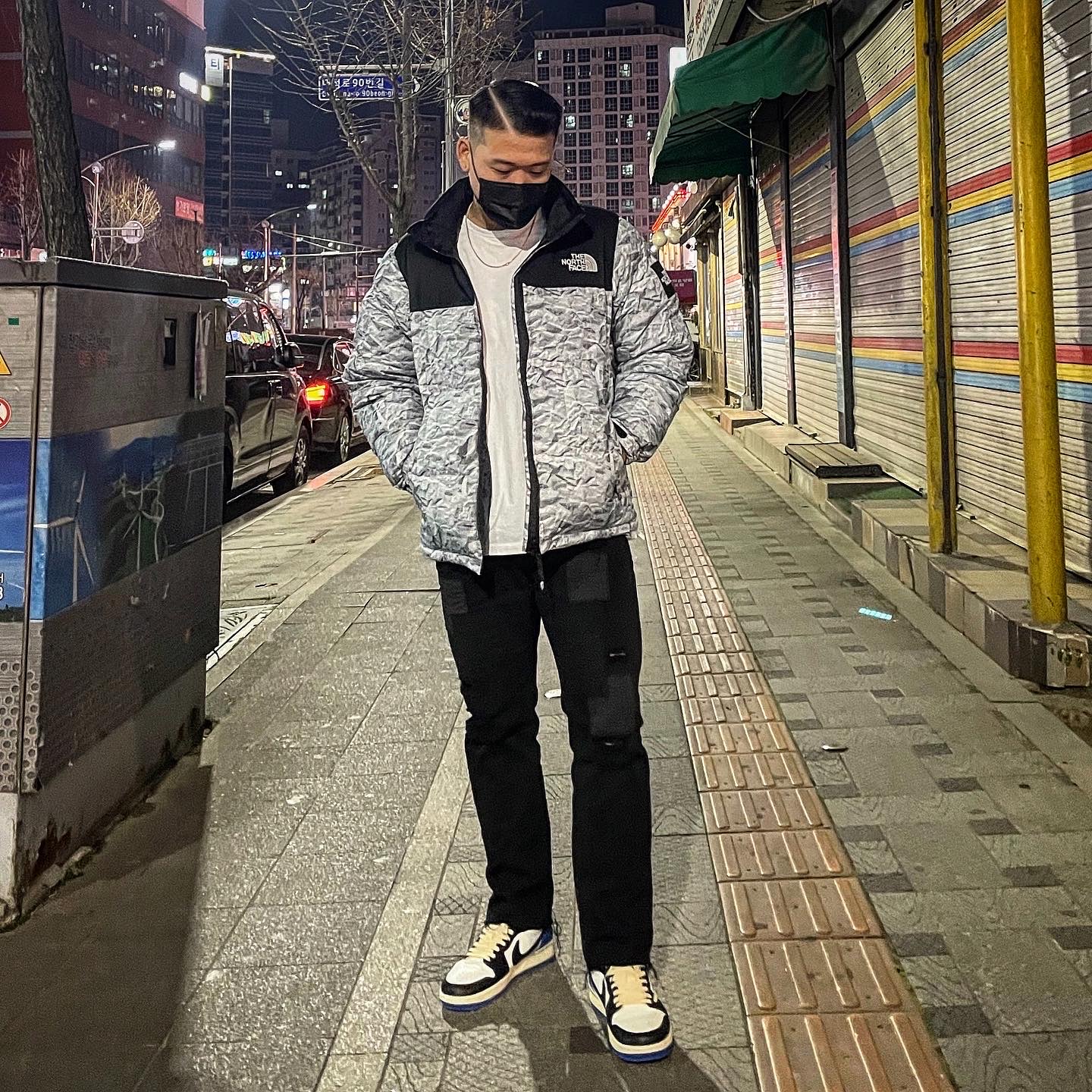 Jordan 1 x Travis Scott x Fragment Retro Low OG SP Military Blue, The North Face White Label Novelty Nuptse Down Jacket White 착용 스타일 - 1