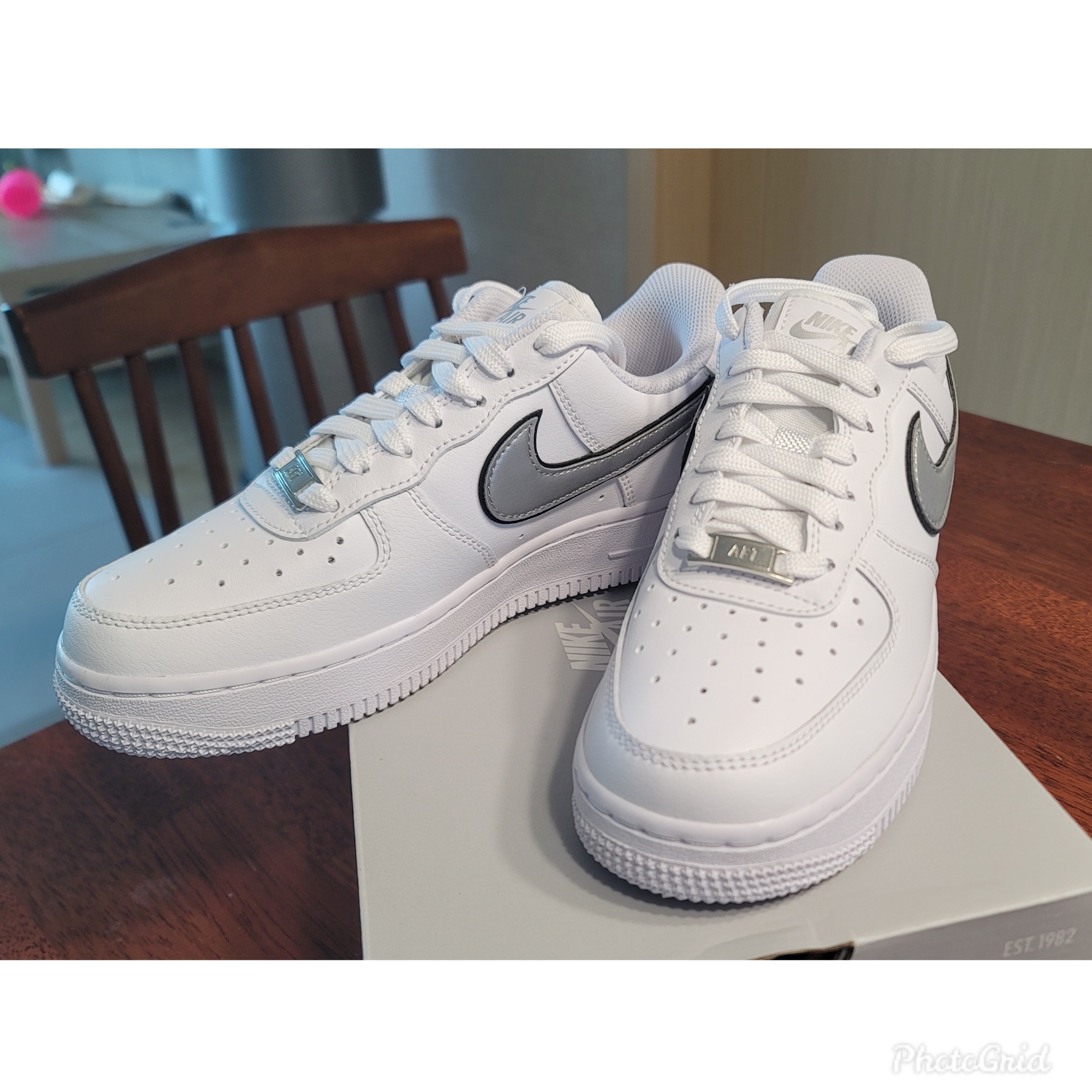 (W) Nike Air Force 1 '07 Essential White Metallic Silver 착용 스타일 - 2