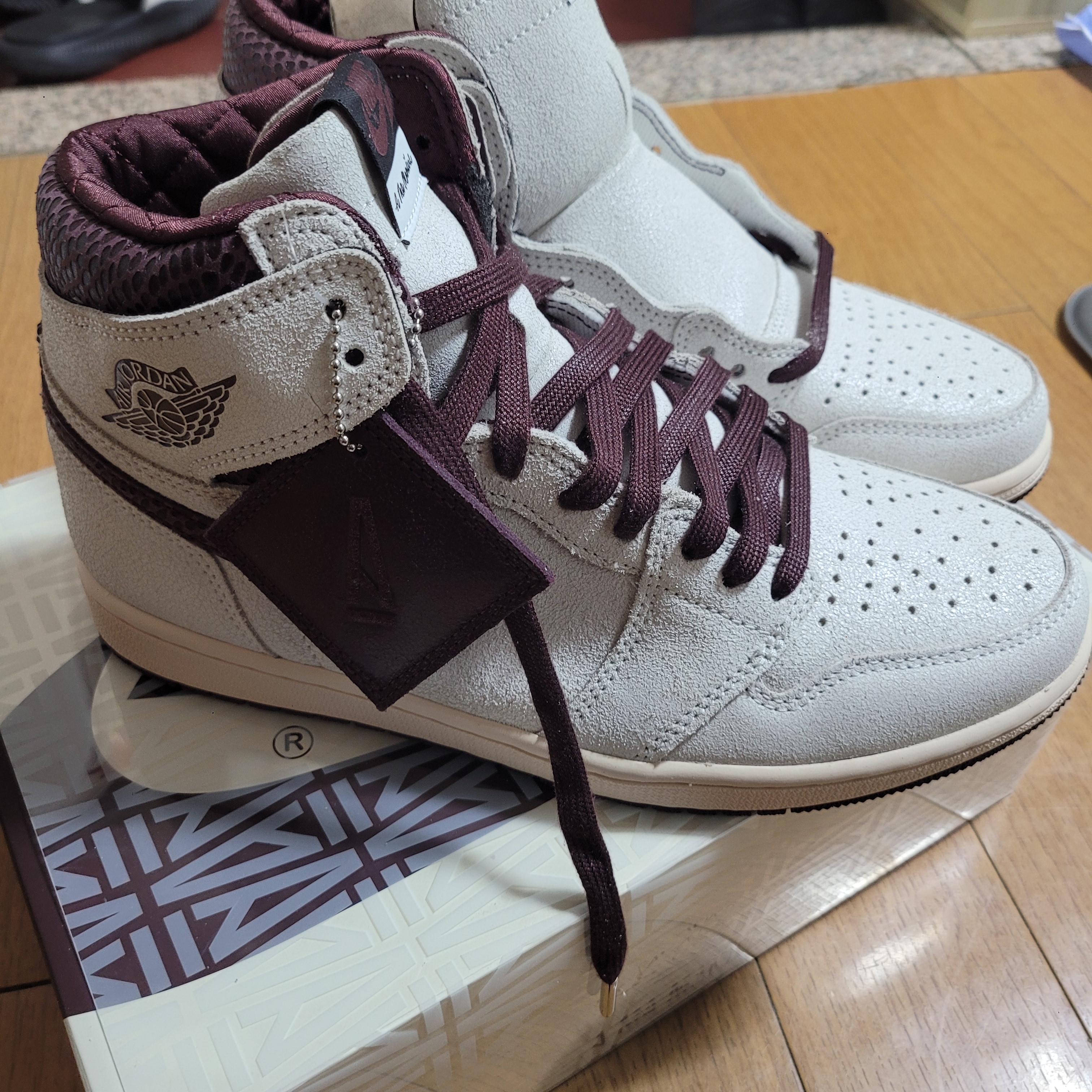 Jordan 1 x A Ma Maniere Retro High OG SP Sail and Burgundy 착용 스타일 - 1