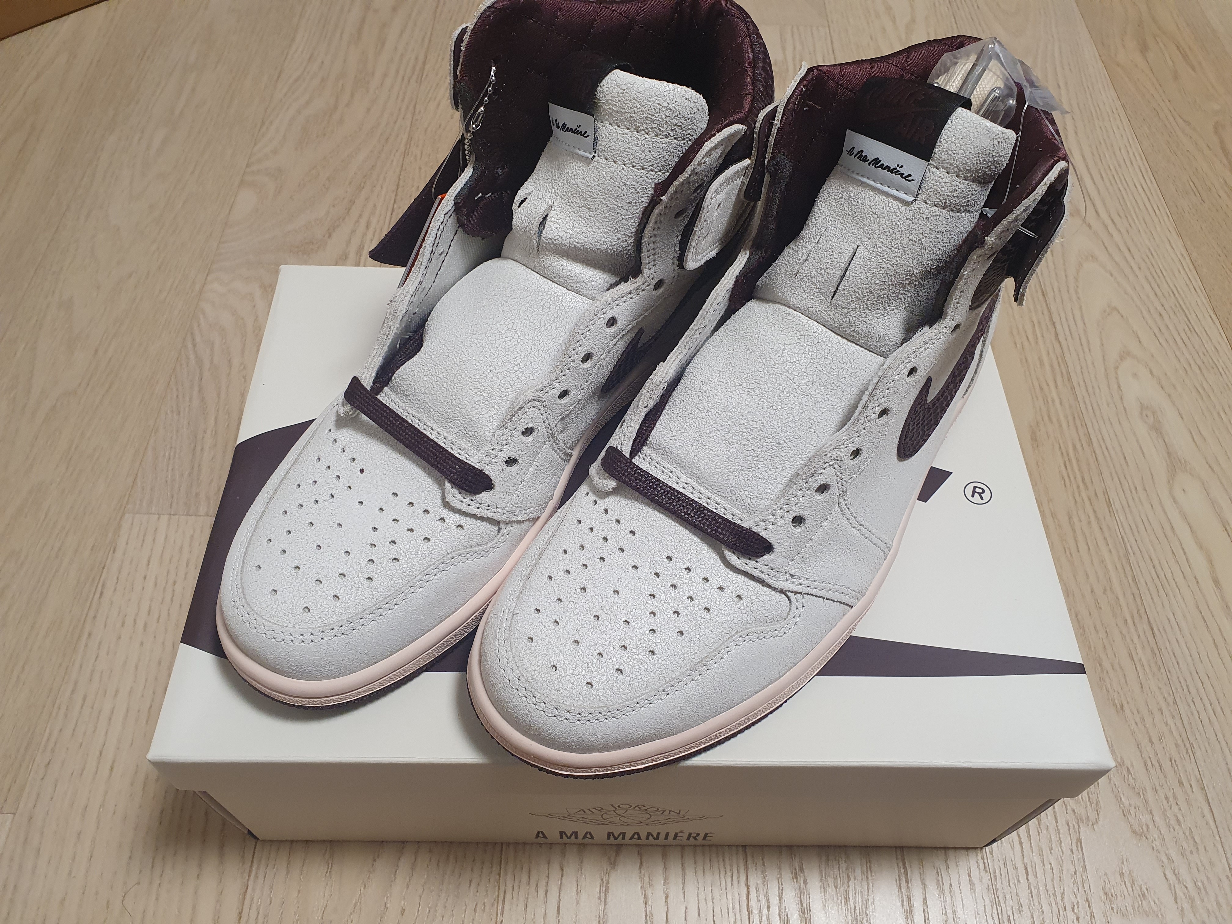 Jordan 1 x A Ma Maniere Retro High OG SP Sail and Burgundy, New Balance x Casablanca XC-72 Marshmallow Brilliant White 착용 스타일 - 1
