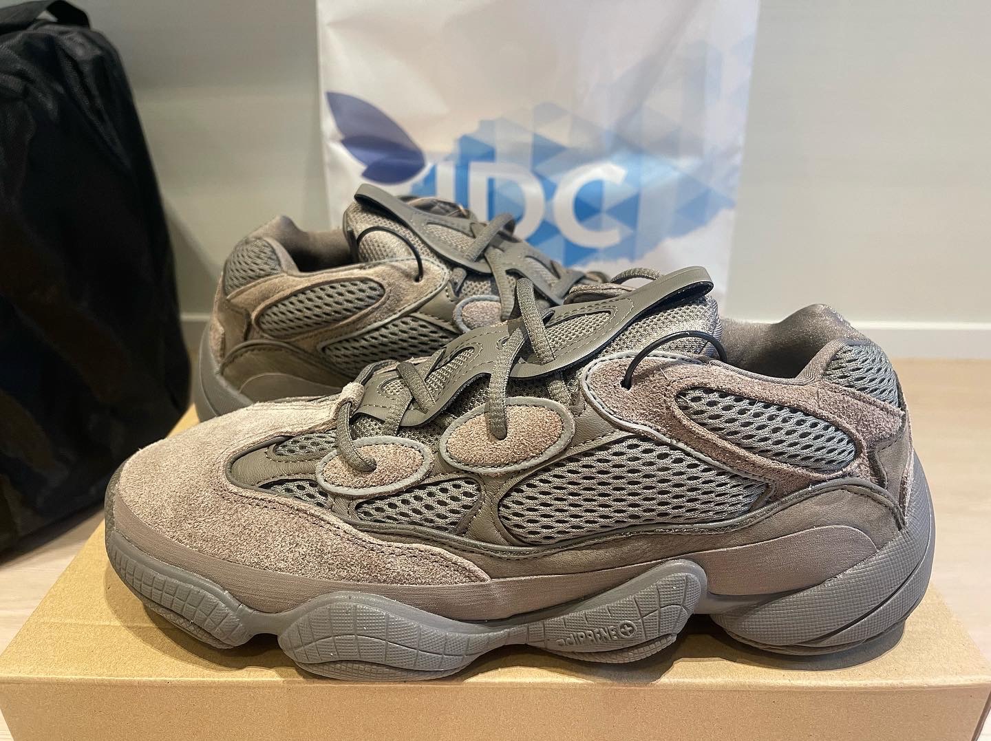 Adidas Yeezy 500 Clay Brown 착용 스타일 - 1