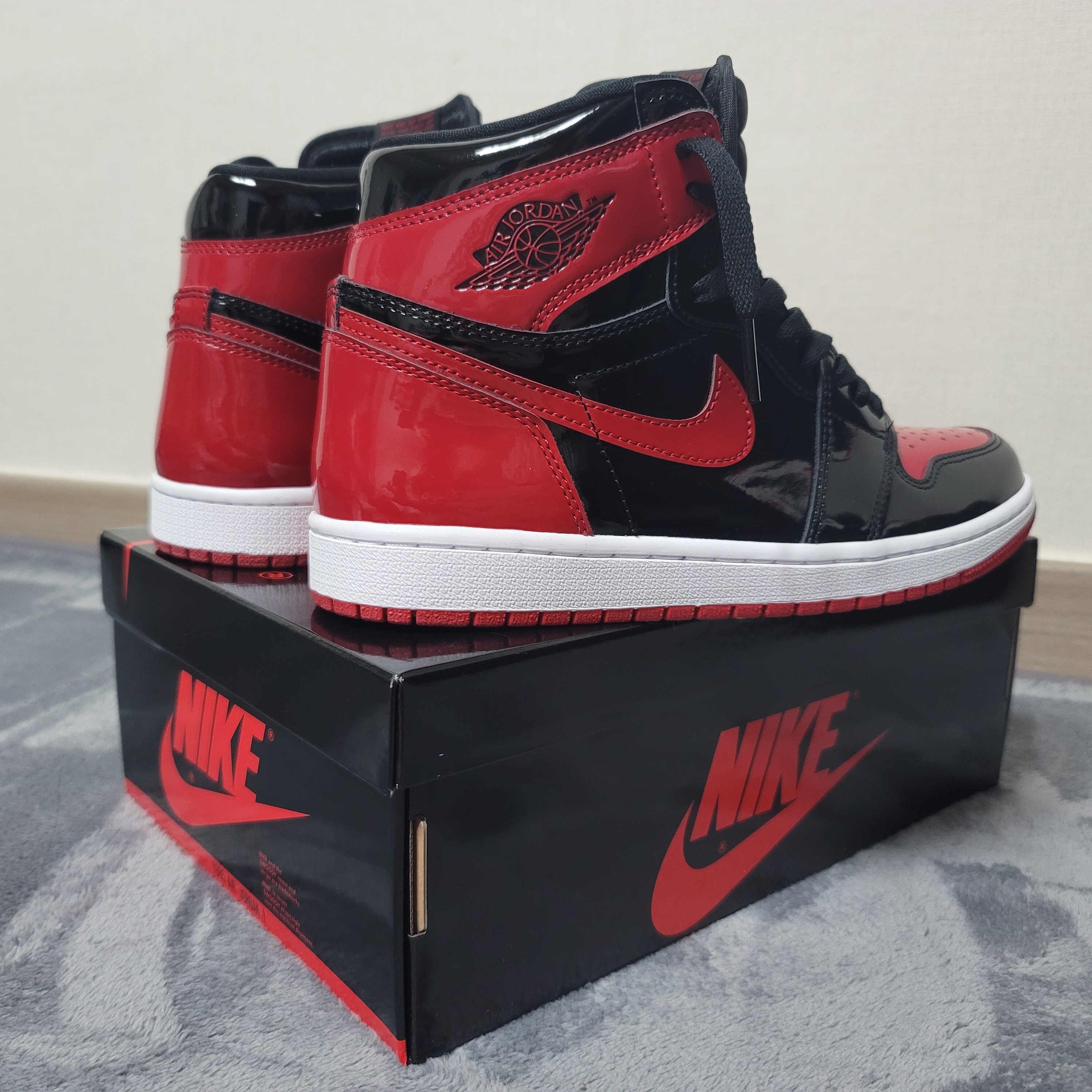 Jordan 1 Retro High OG Patent Bred 착용 스타일 - 3