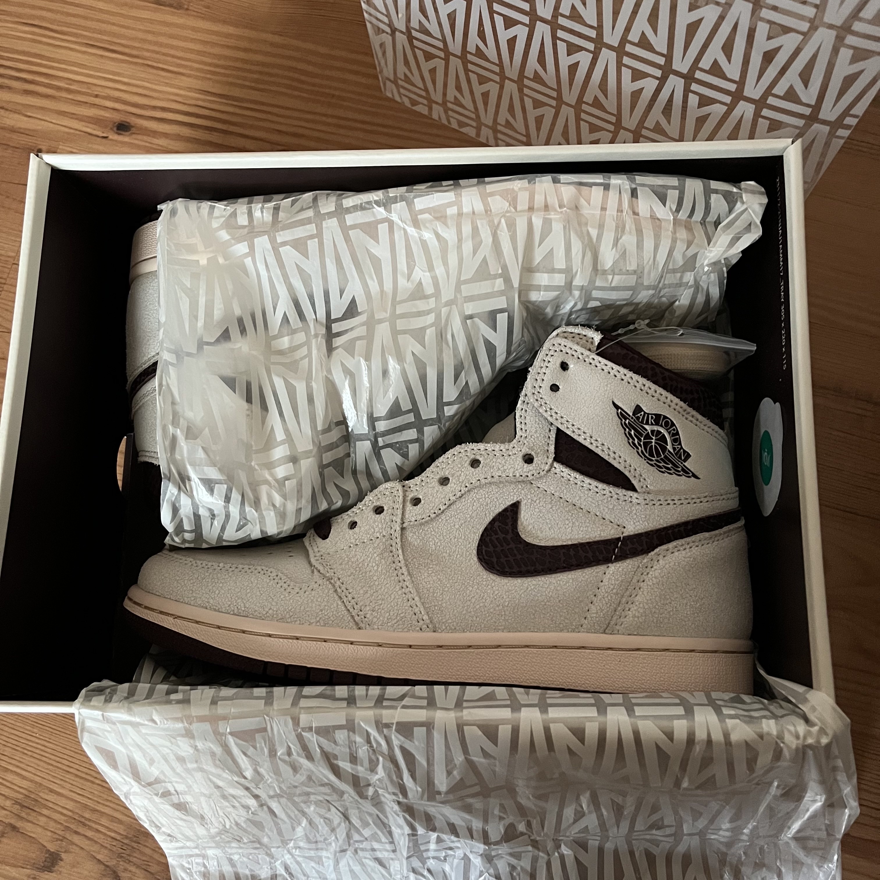 Jordan 1 x A Ma Maniere Retro High OG SP Sail and Burgundy 착용 스타일 - 1