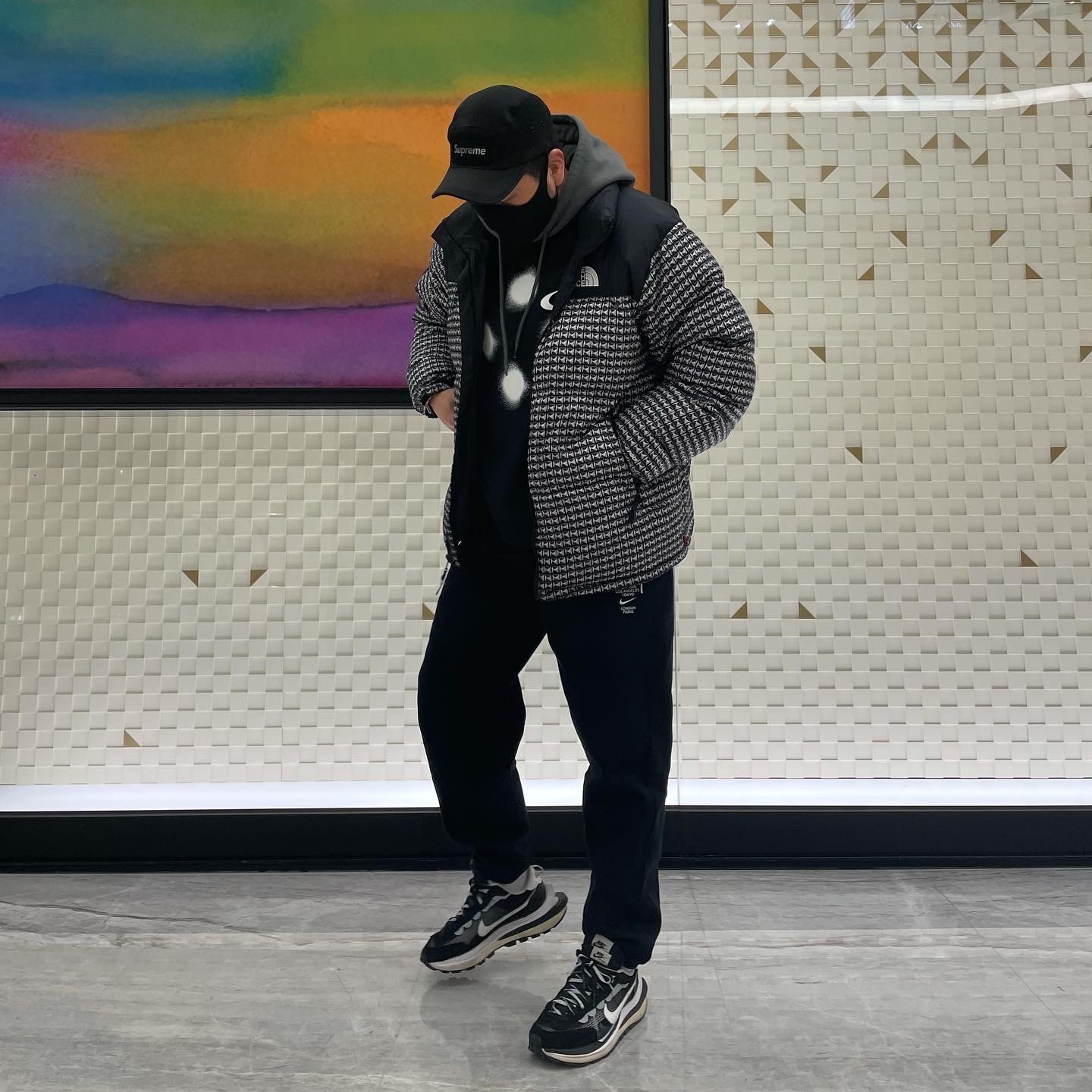 Supreme x The North Face Studded Nuptse Jacket Black - 21SS, Nike x Sacai VaporWaffle Black White 착용 스타일 - 3