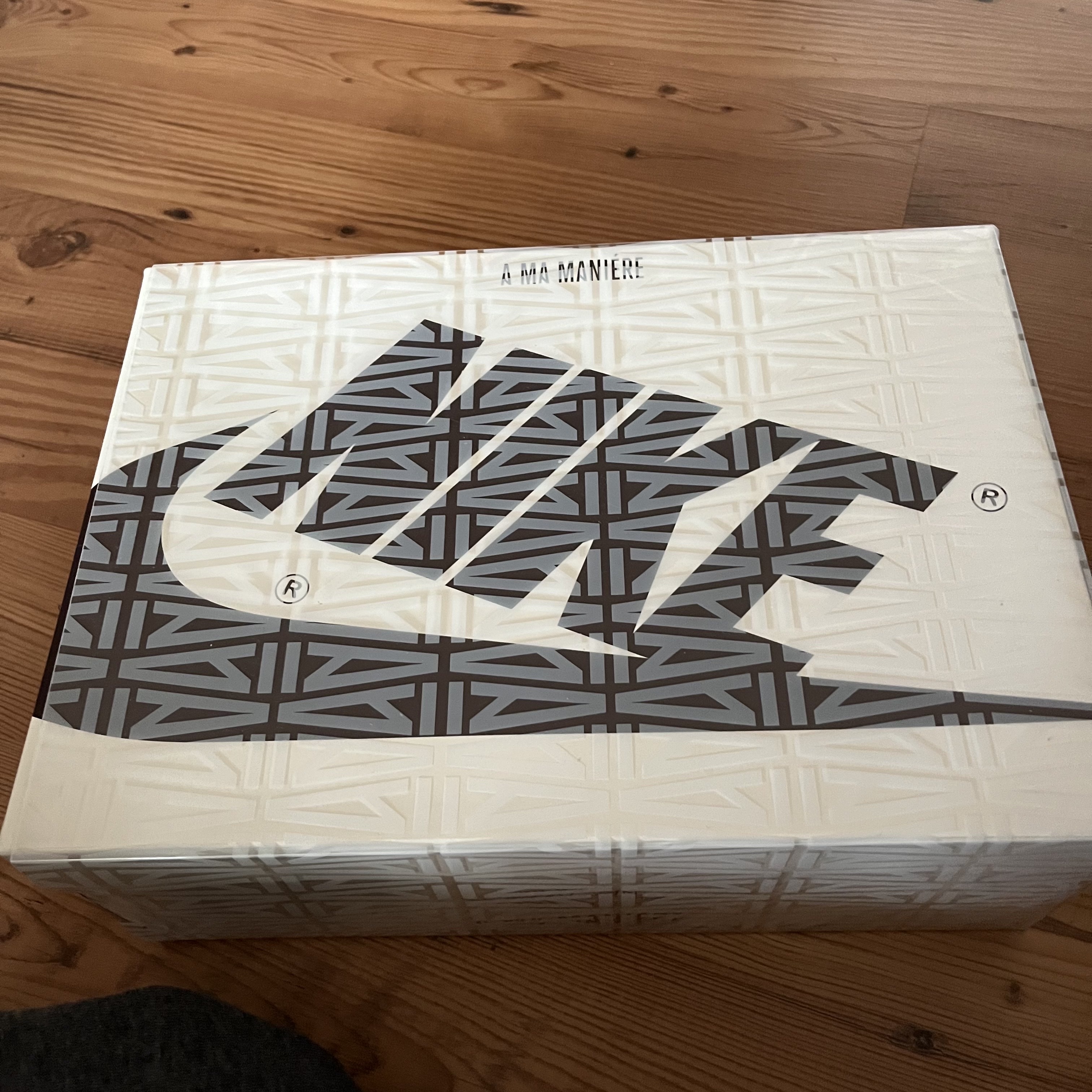 Jordan 1 x A Ma Maniere Retro High OG SP Sail and Burgundy 착용 스타일 - 2