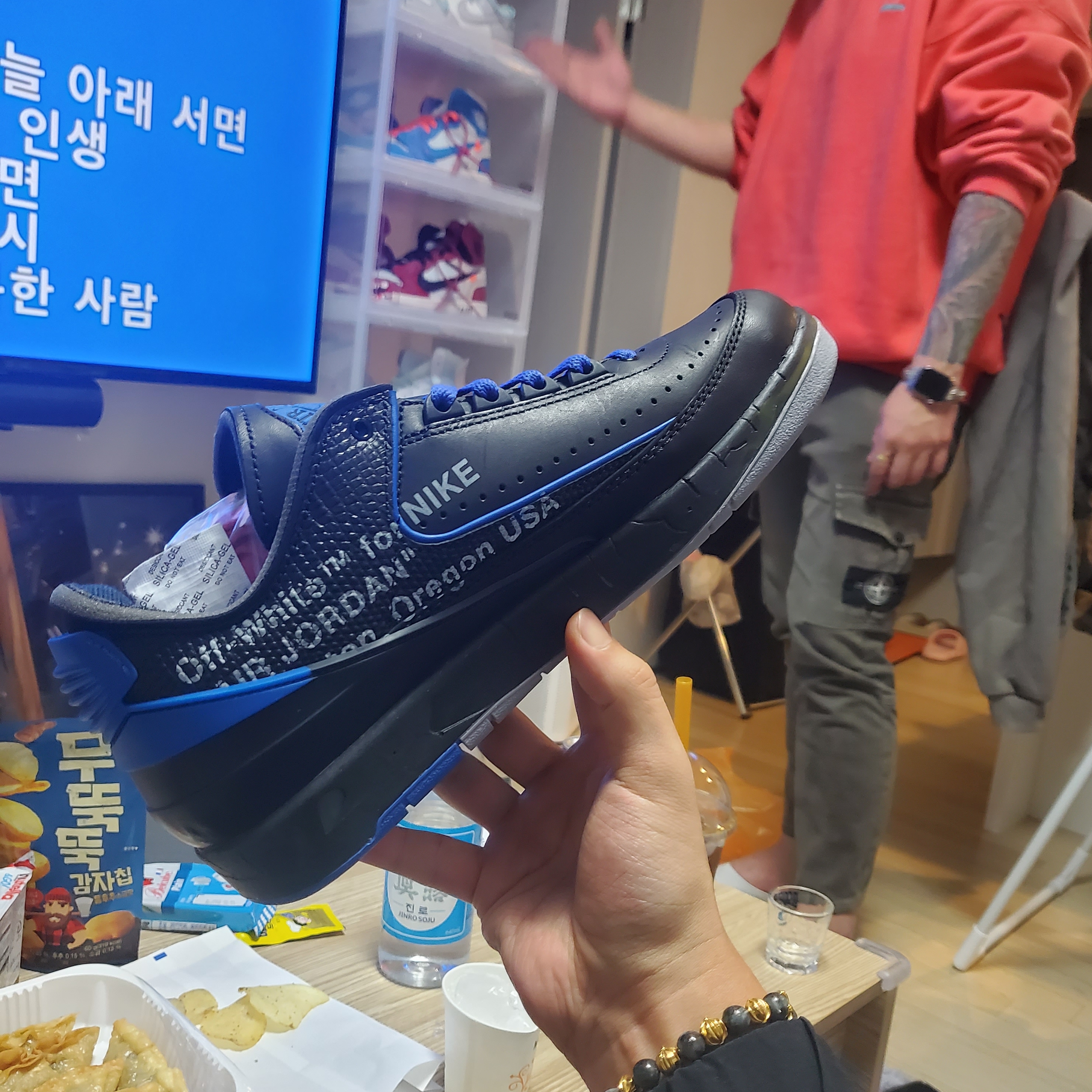 Jordan 2 x Off-White Retro Low SP Black and Varsity Royal 착용 스타일 - 2