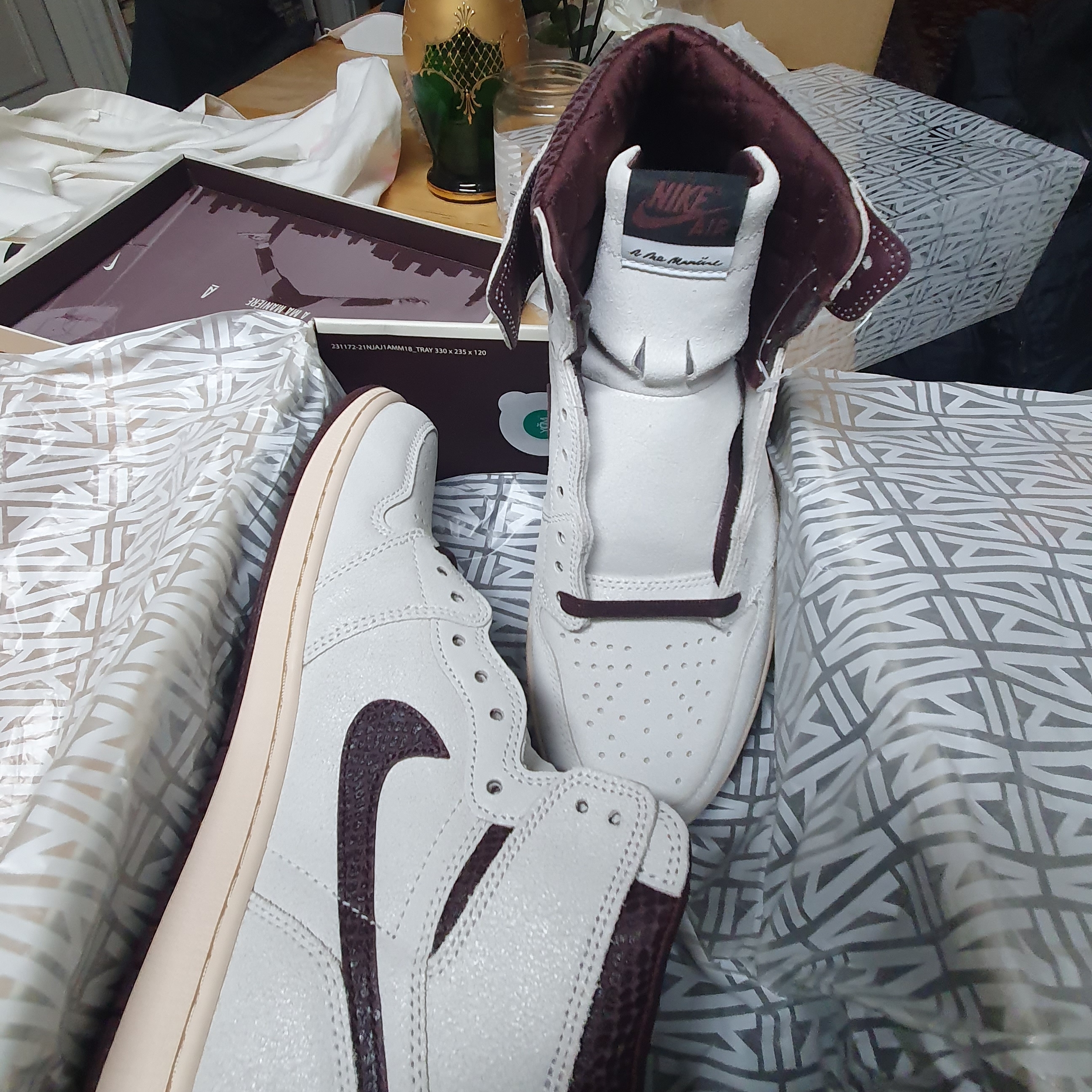 Jordan 1 x A Ma Maniere Retro High OG SP Sail and Burgundy 착용 스타일 - 2