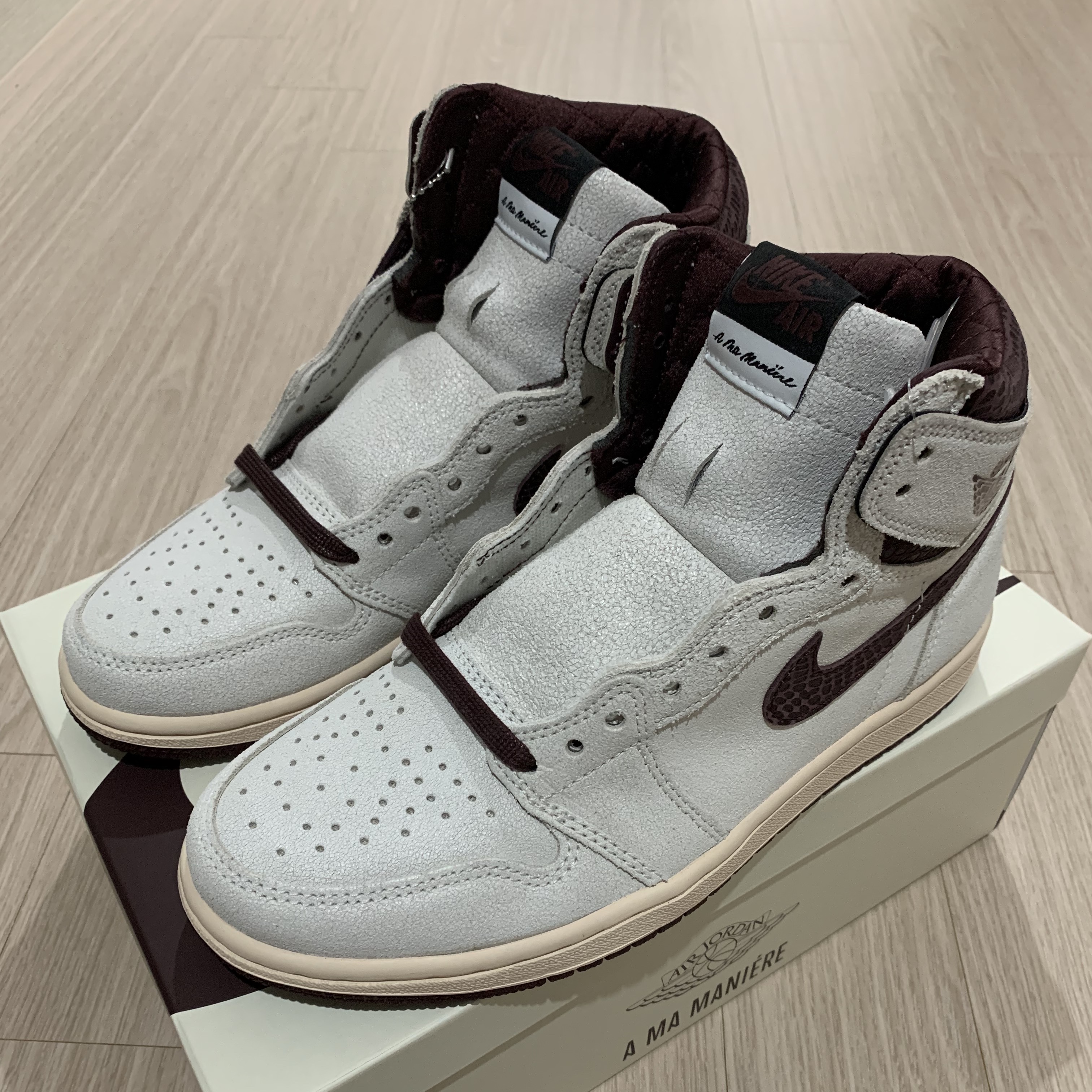 Jordan 1 x A Ma Maniere Retro High OG SP Sail and Burgundy 착용 스타일 - 1
