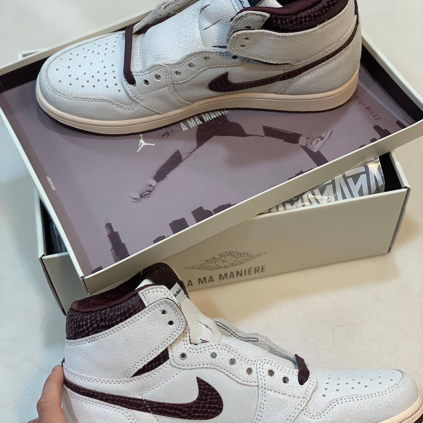 Jordan 1 x A Ma Maniere Retro High OG SP Sail and Burgundy 착용 스타일 - 2