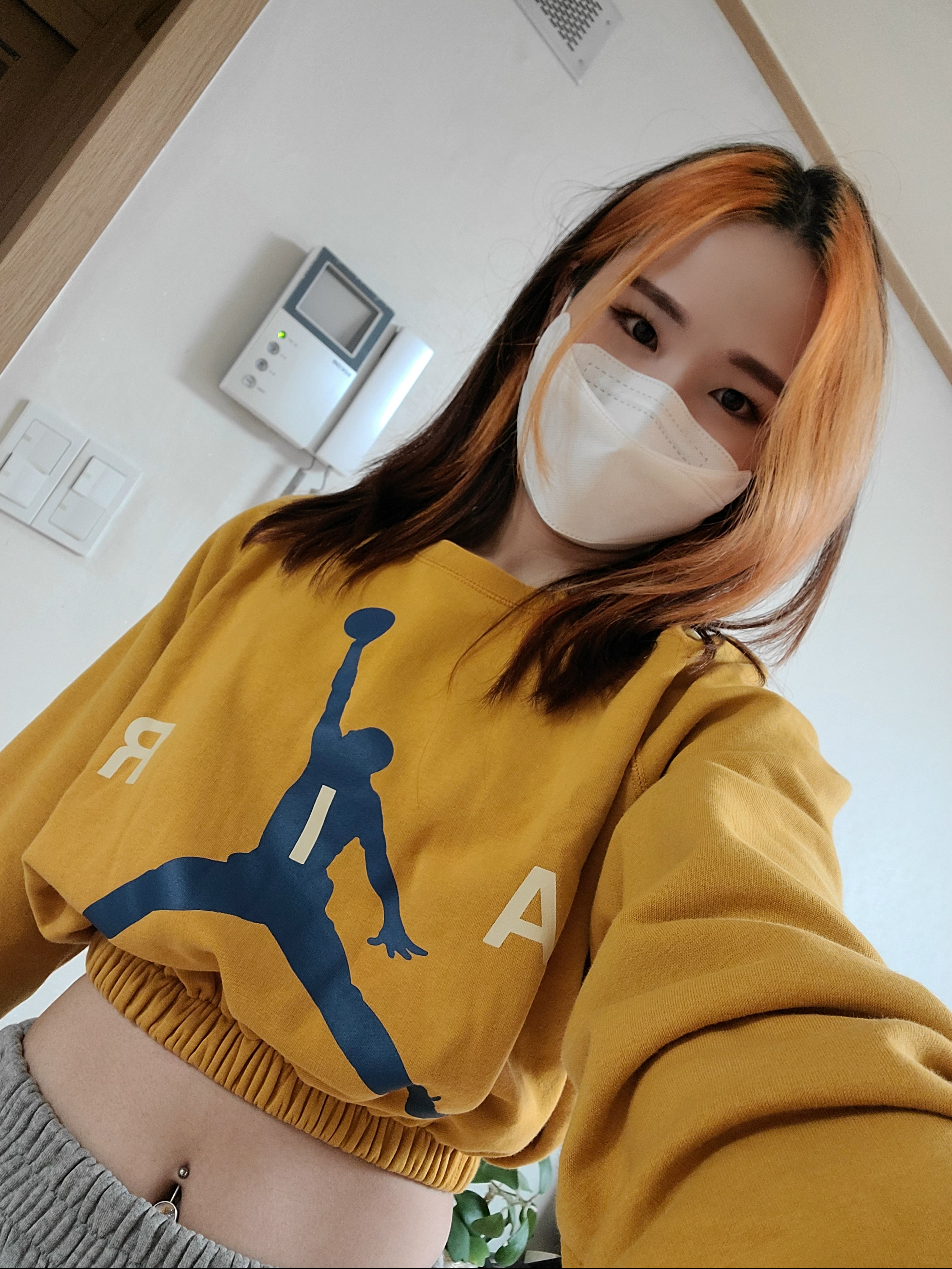 Jordan 1 Mid White University Gold 착용 스타일 - 1