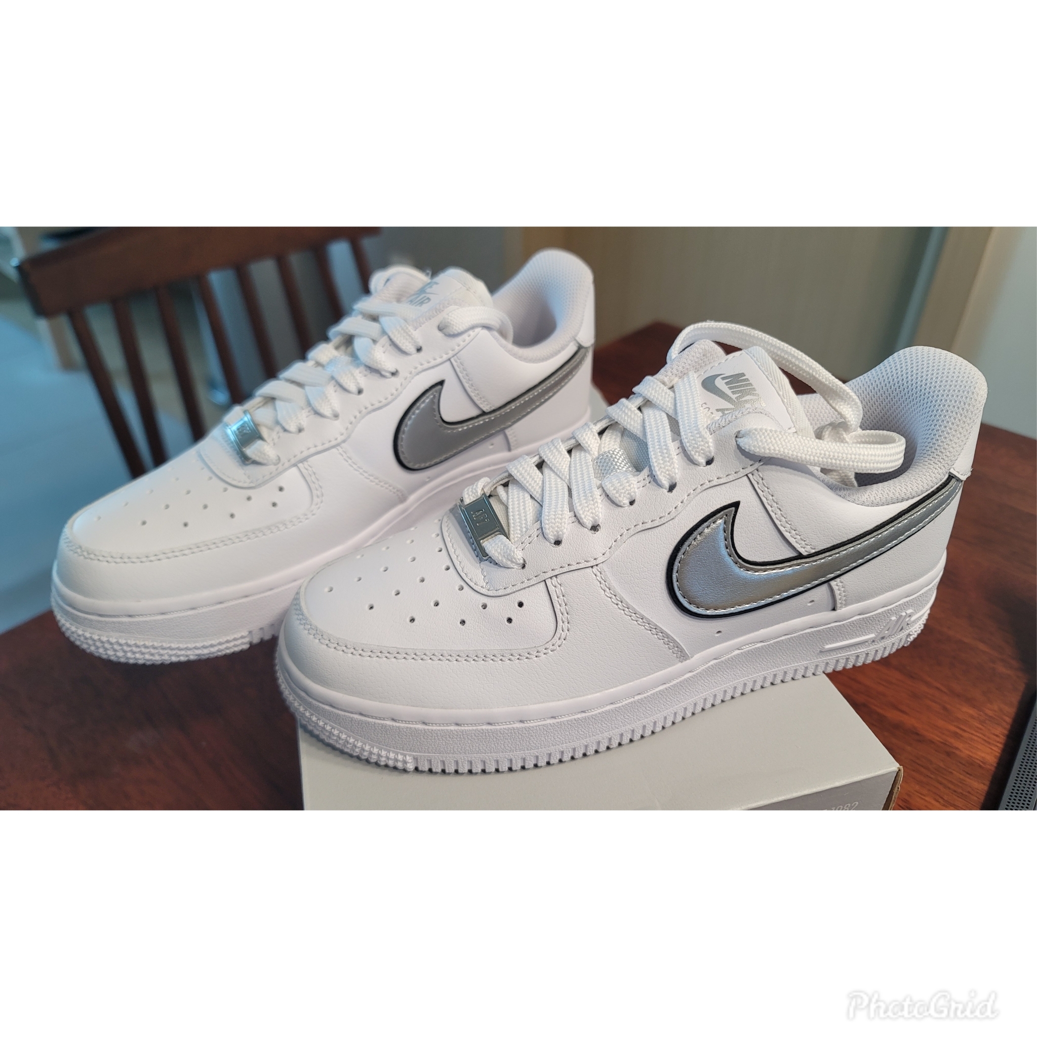 (W) Nike Air Force 1 '07 Essential White Metallic Silver 착용 스타일 - 1