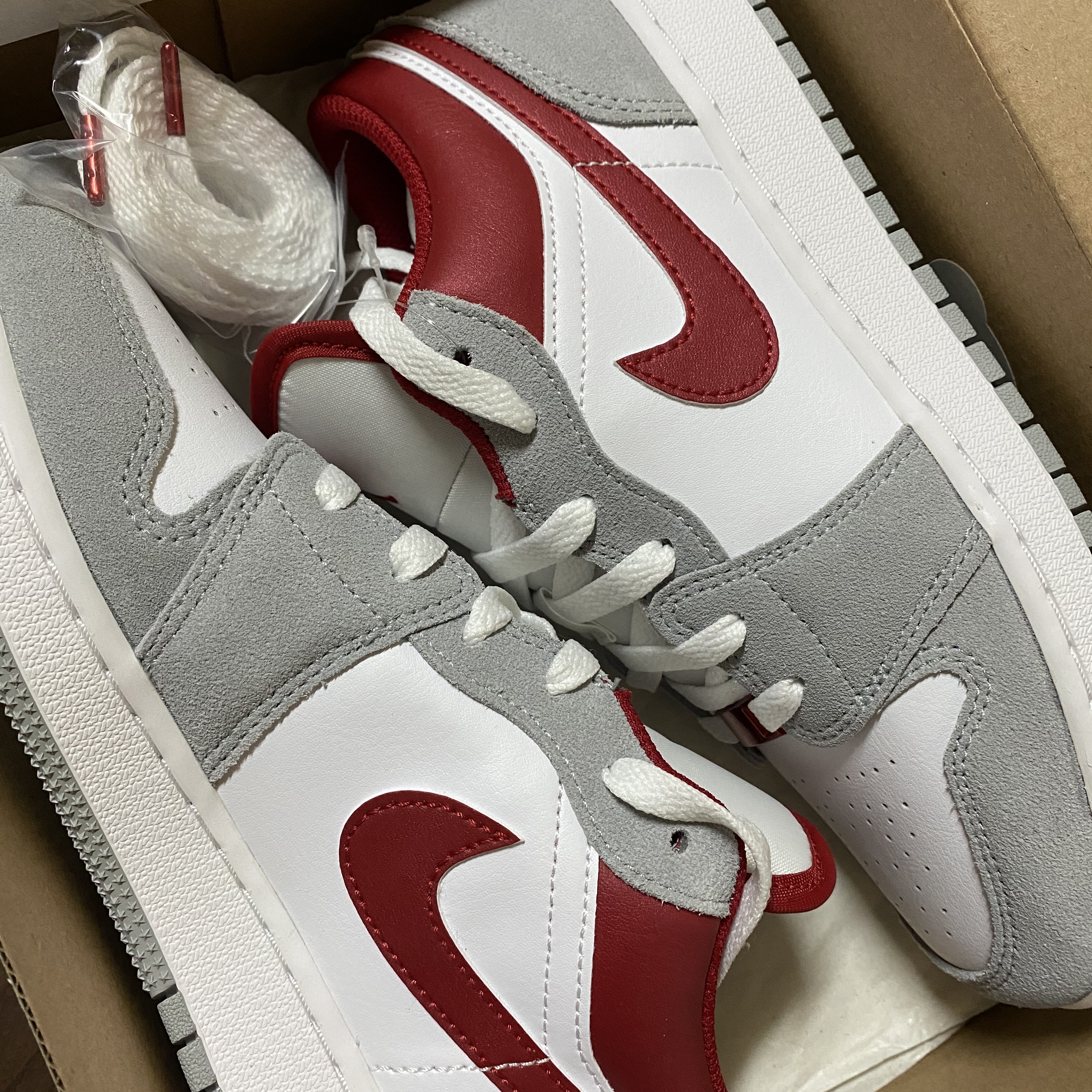 (GS) Jordan 1 Low SE Light Smoke Grey Gym Red 착용 스타일 - 3