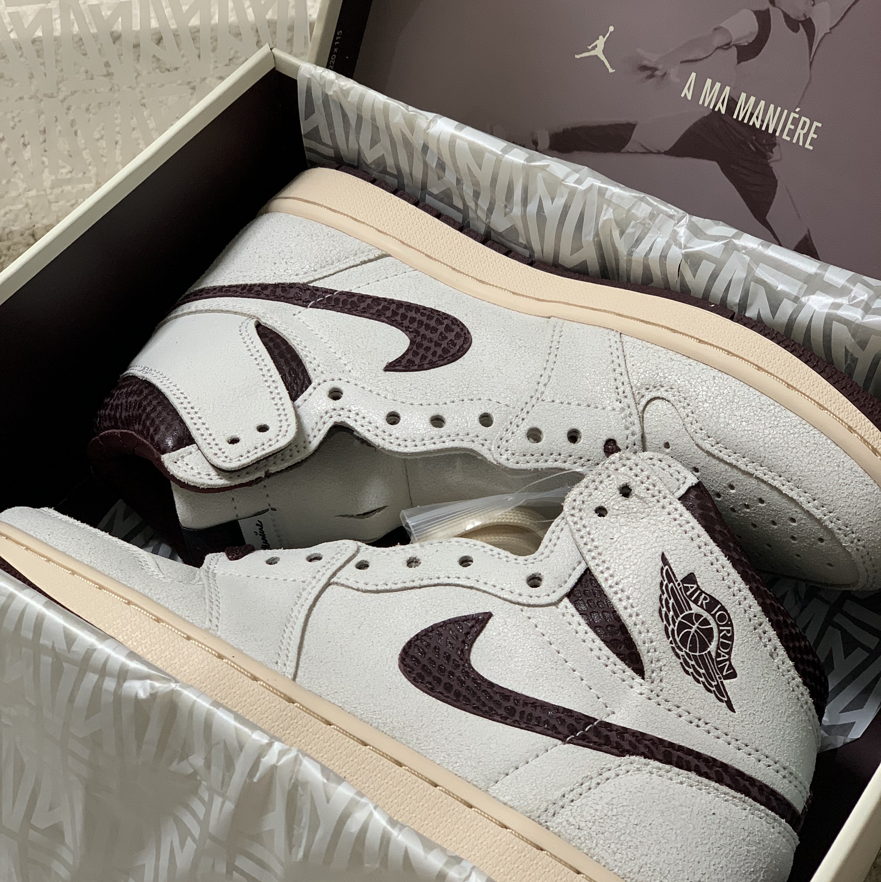 Jordan 1 x A Ma Maniere Retro High OG SP Sail and Burgundy 착용 스타일 - 1