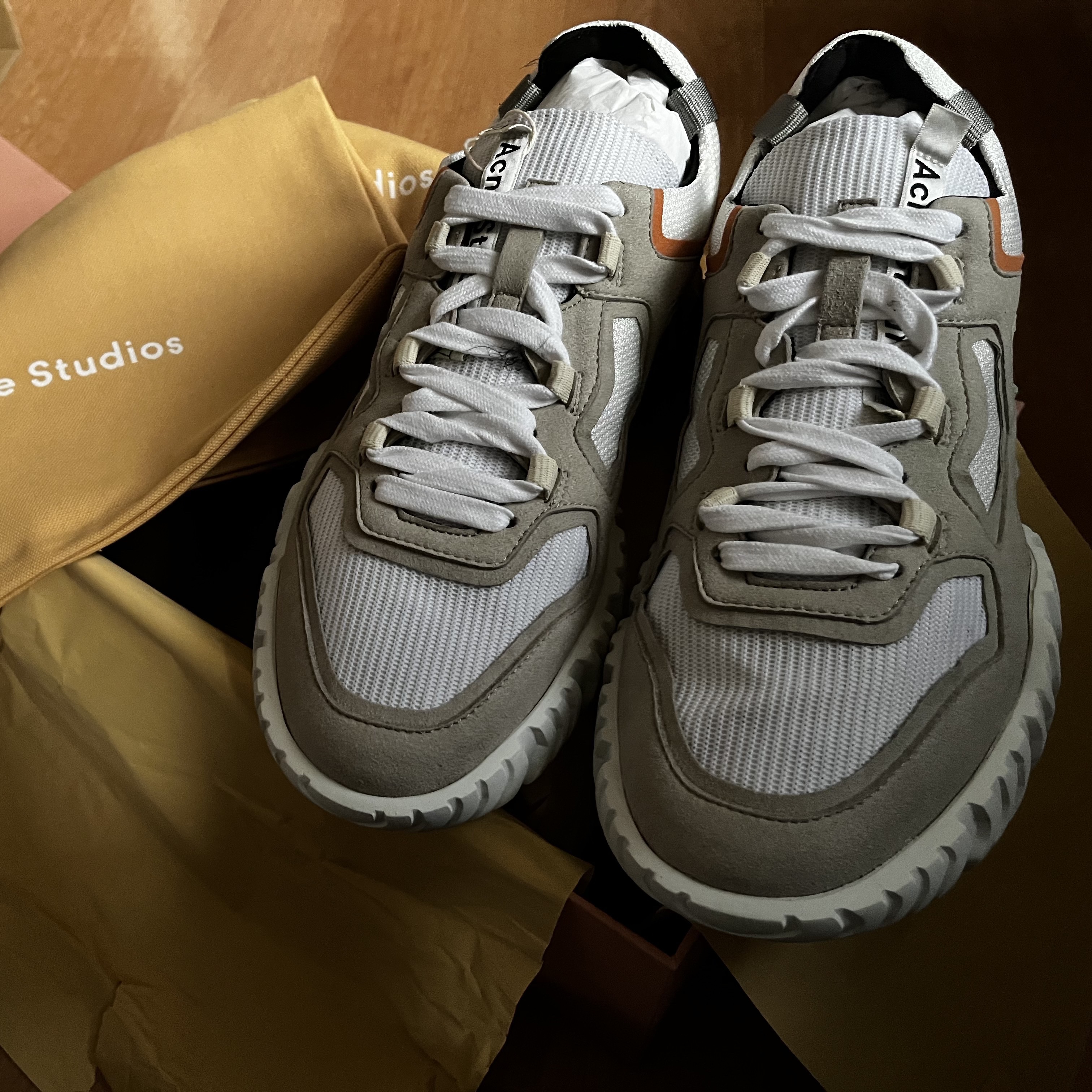 Acne Studios Berun Sneakers Grey Orange 착용 스타일