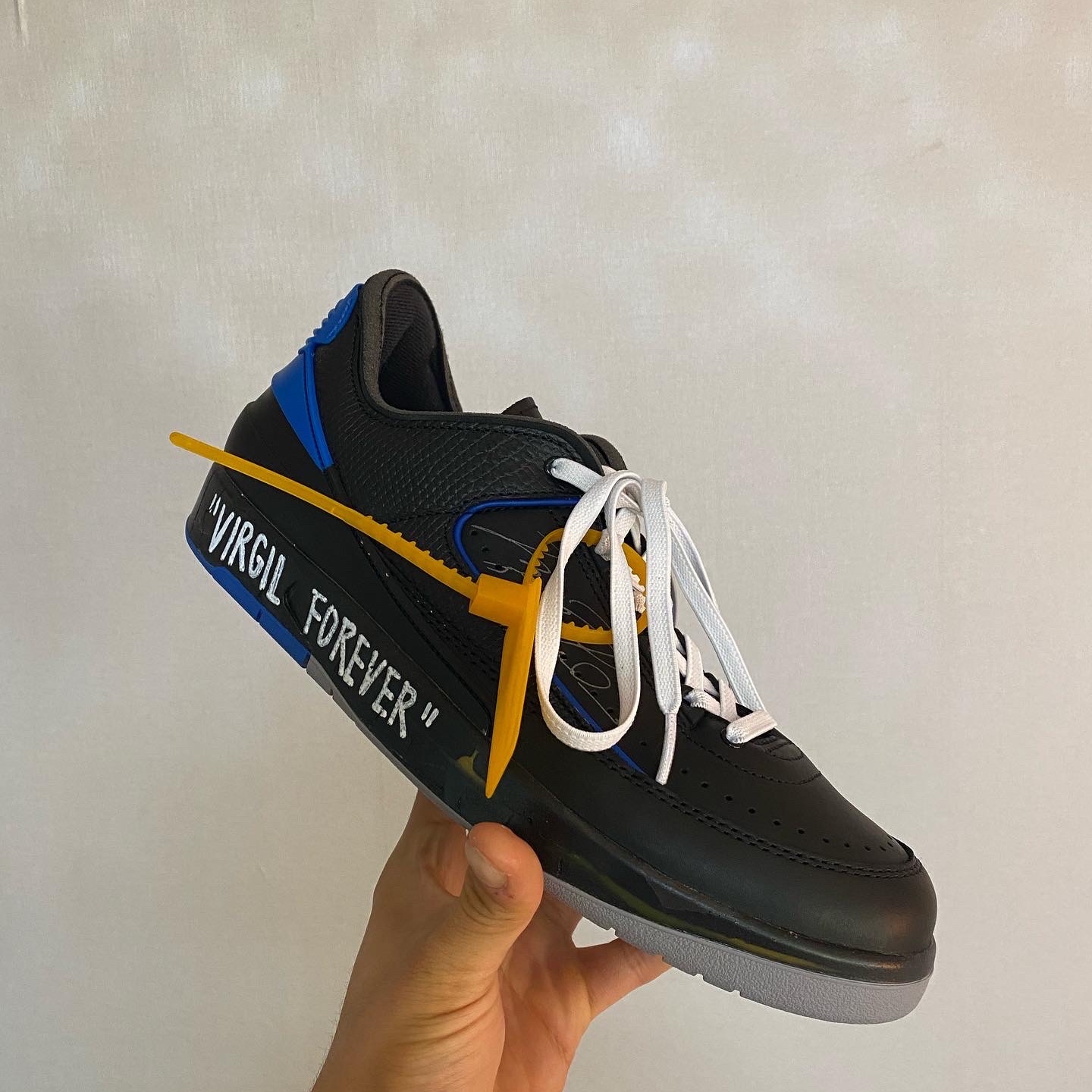Jordan 2 x Off-White Retro Low SP Black and Varsity Royal 착용 스타일 - 2