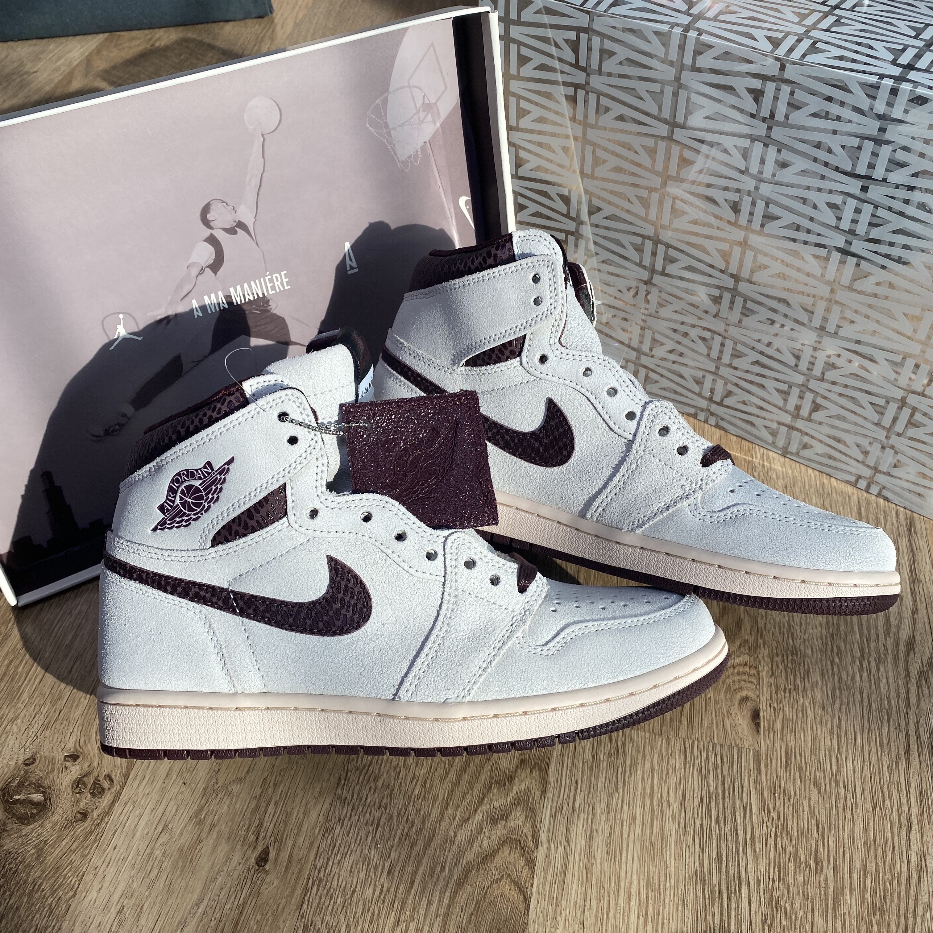 Jordan 1 x A Ma Maniere Retro High OG SP Sail and Burgundy 착용 스타일 - 2