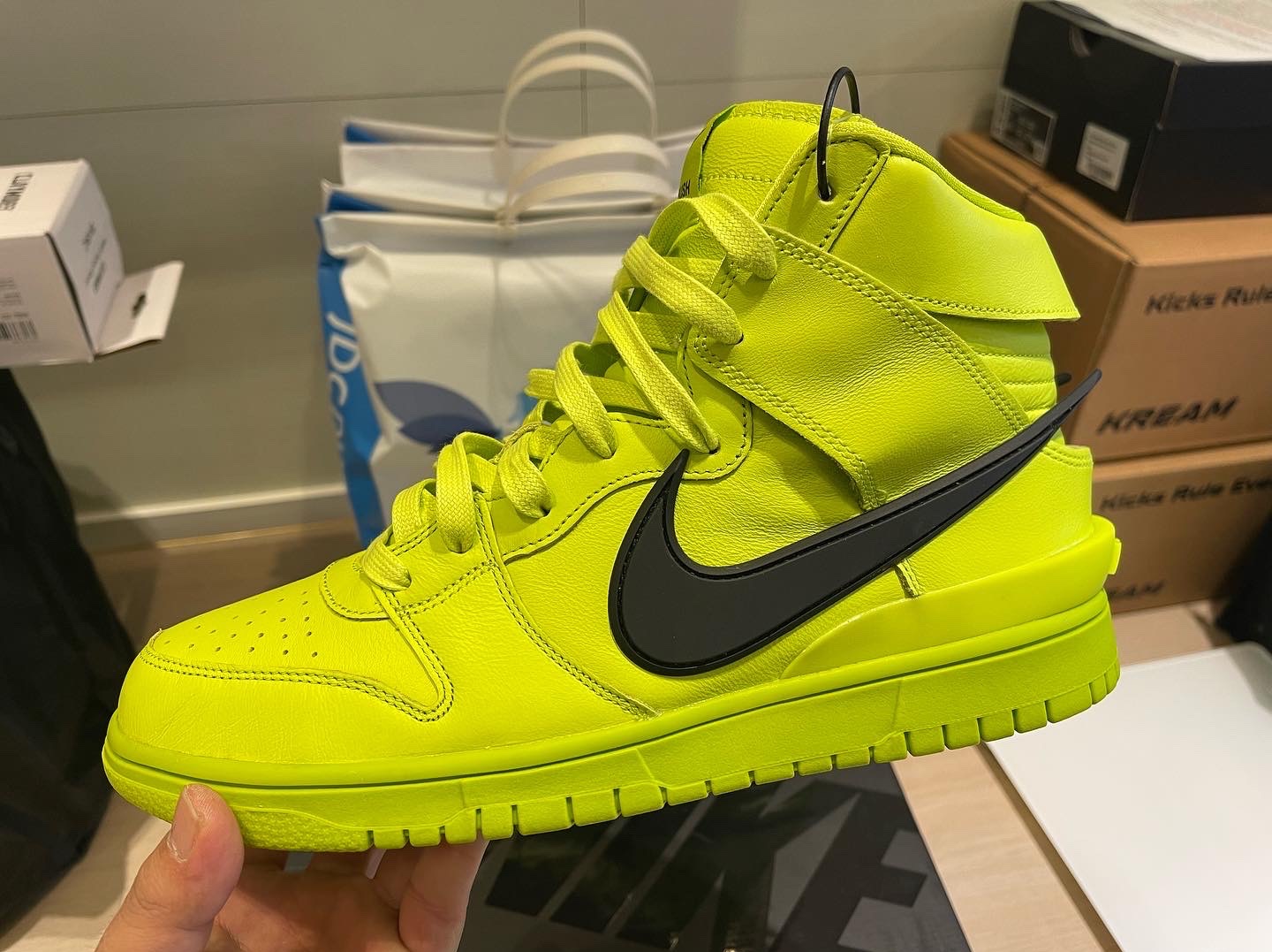 Nike x Ambush Dunk High Flash Lime 착용 스타일 - 3