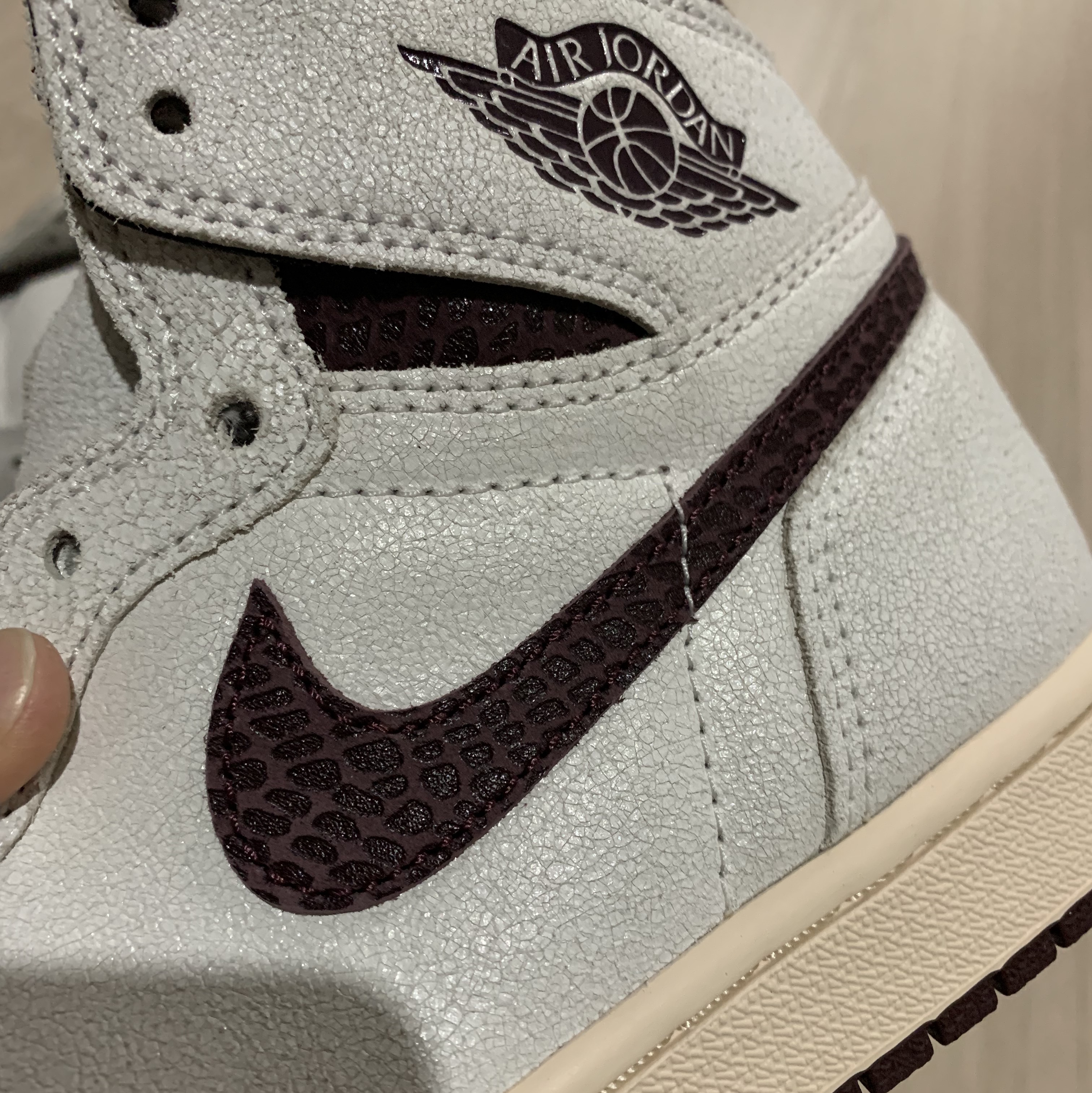 Jordan 1 x A Ma Maniere Retro High OG SP Sail and Burgundy 착용 스타일 - 2