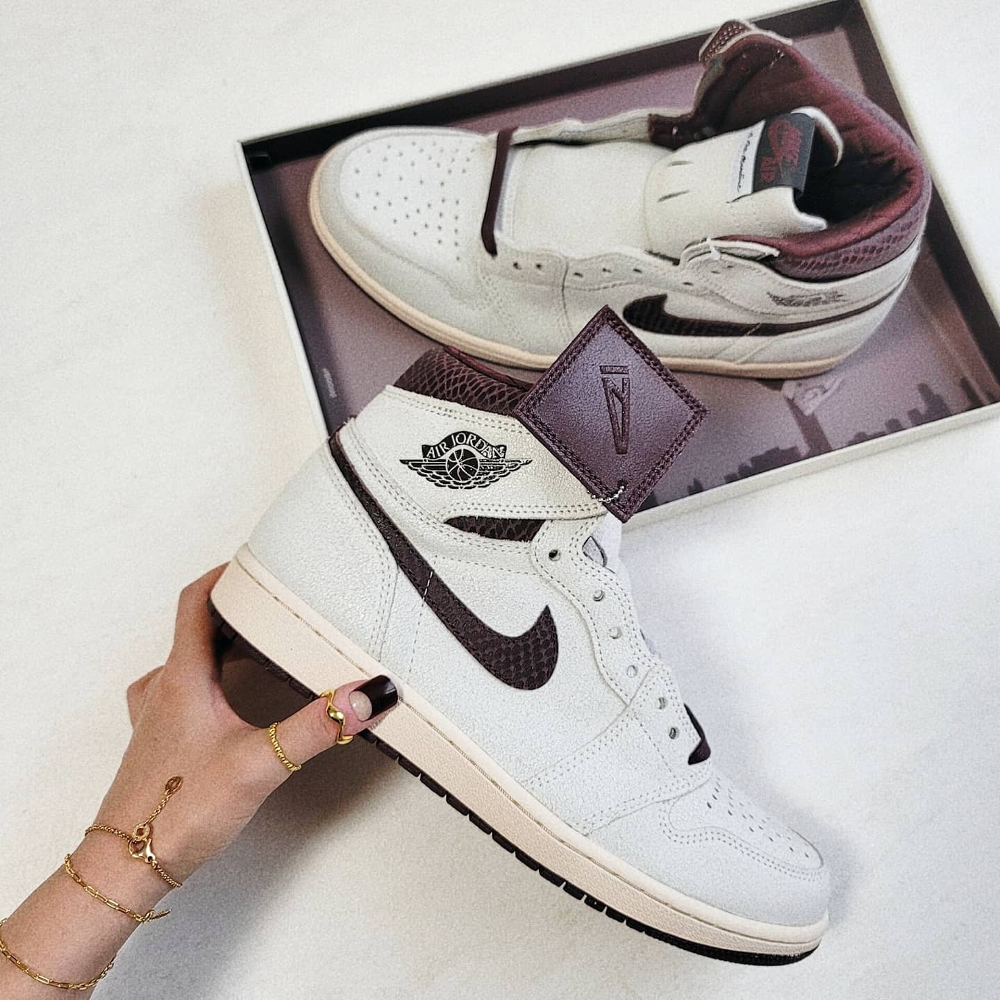 Jordan 1 x A Ma Maniere Retro High OG SP Sail and Burgundy, (PS) Jordan 1 x A Ma Maniere Retro High OG SP Burgundy and Sail 착용 스타일 - 1