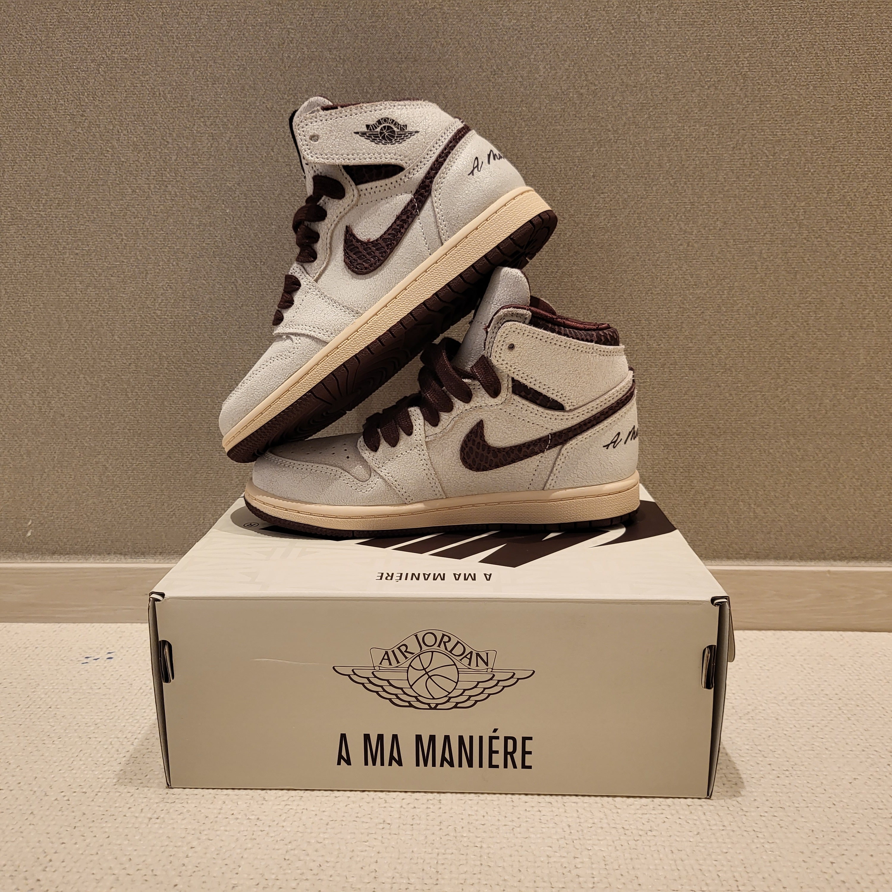 (PS) Jordan 1 x A Ma Maniere Retro High OG SP Burgundy and Sail 착용 스타일 - 2