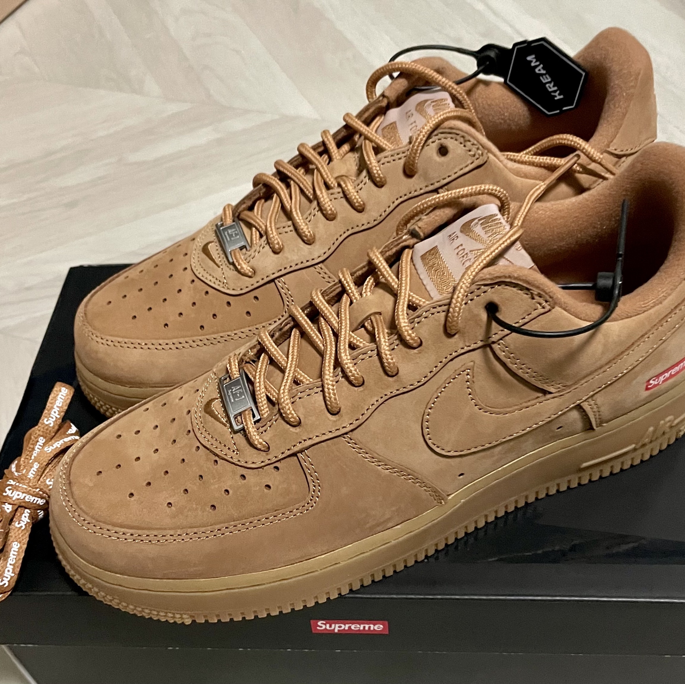 Nike x Supreme Air Force 1 Low Flax 착용 스타일 - 1