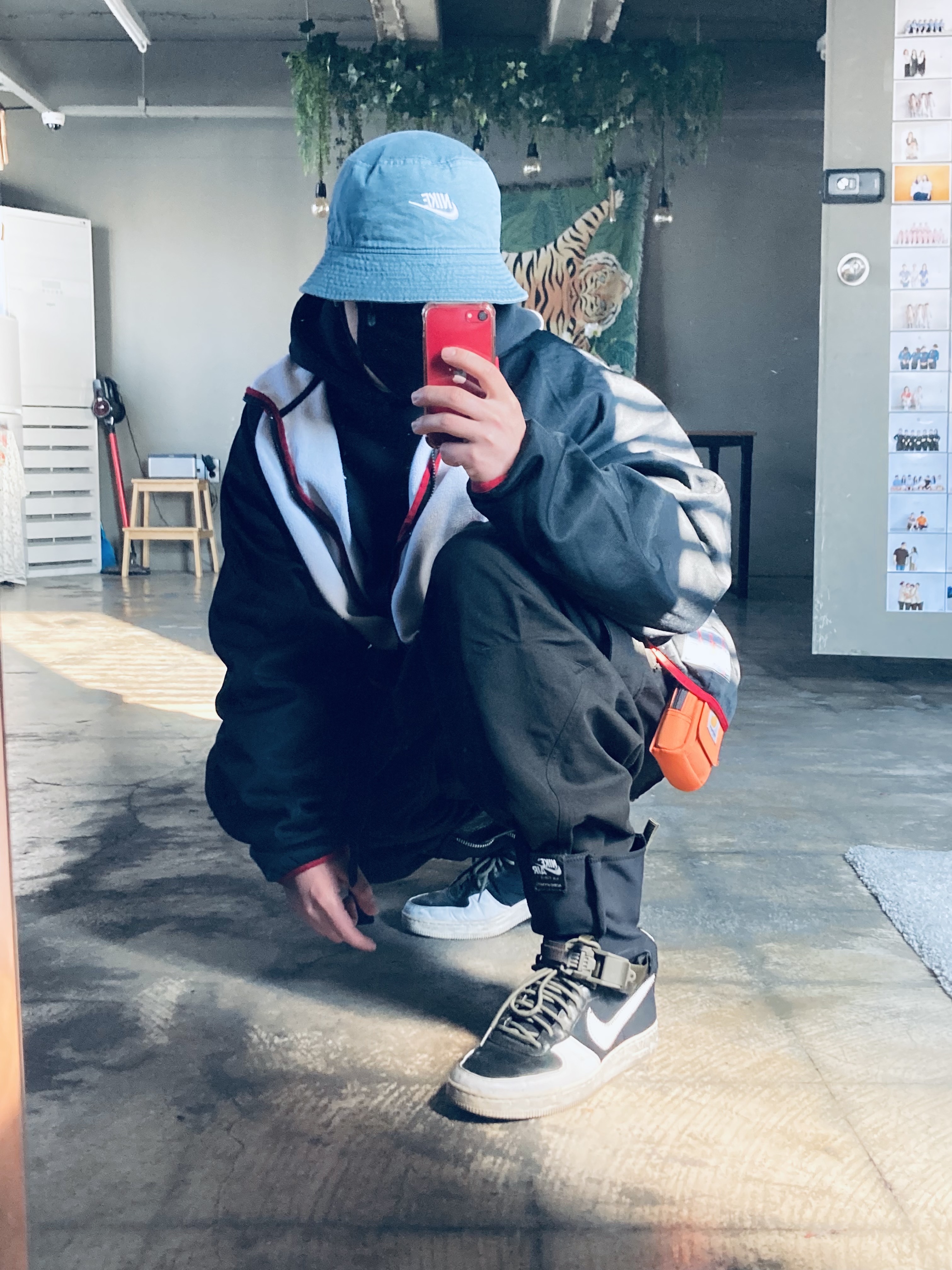 Nike x Acronym Air Force 1 Downtown High SP Black White 착용 스타일 - 1