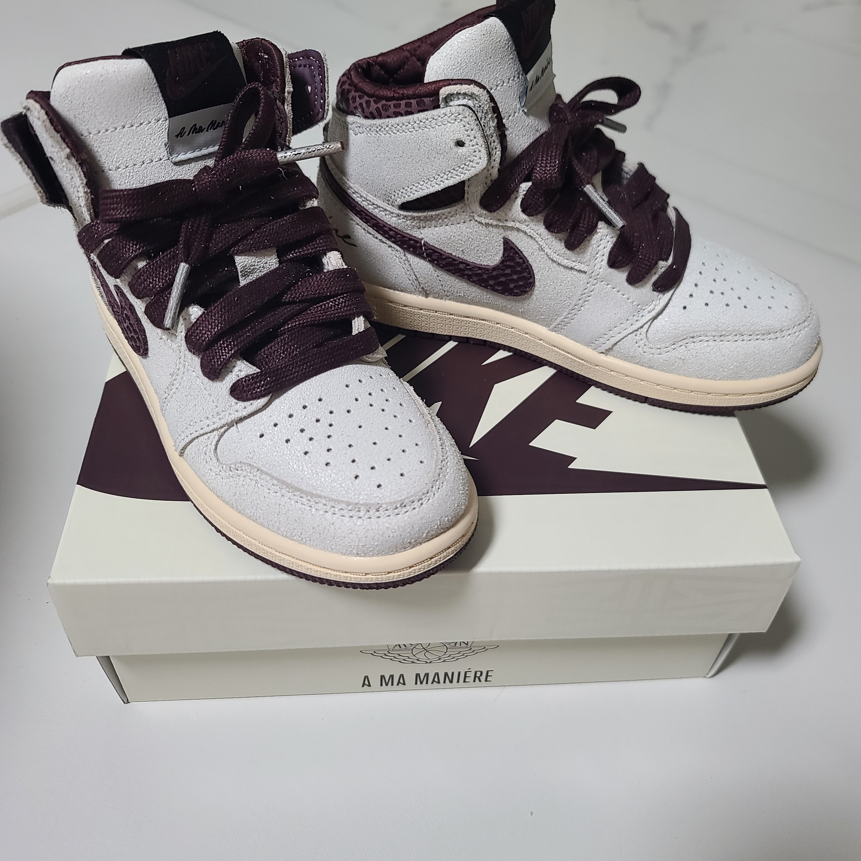 (PS) Jordan 1 x A Ma Maniere Retro High OG SP Burgundy and Sail 착용 스타일 - 2