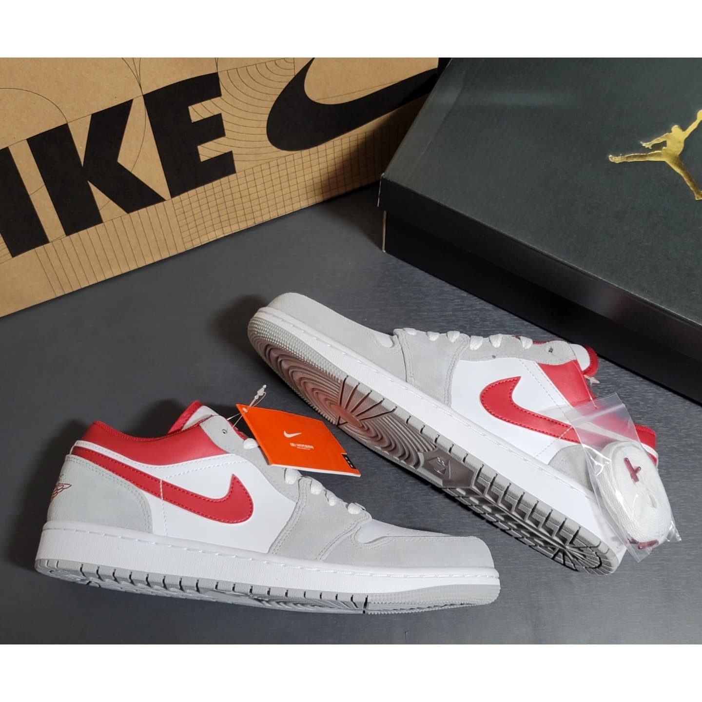 Jordan 1 Low SE Light Smoke Grey Gym Red 착용 스타일 - 1