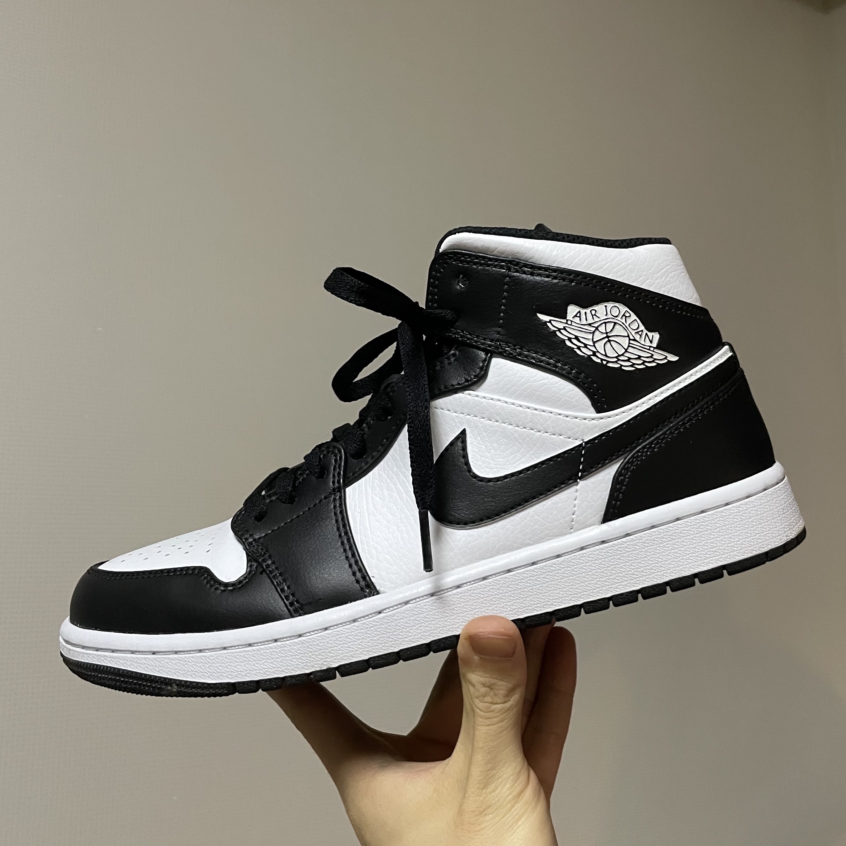 Jordan 1 Mid Tropical Twist, (GS) Jordan 1 Mid Tropical Twist 착용 스타일 - 2