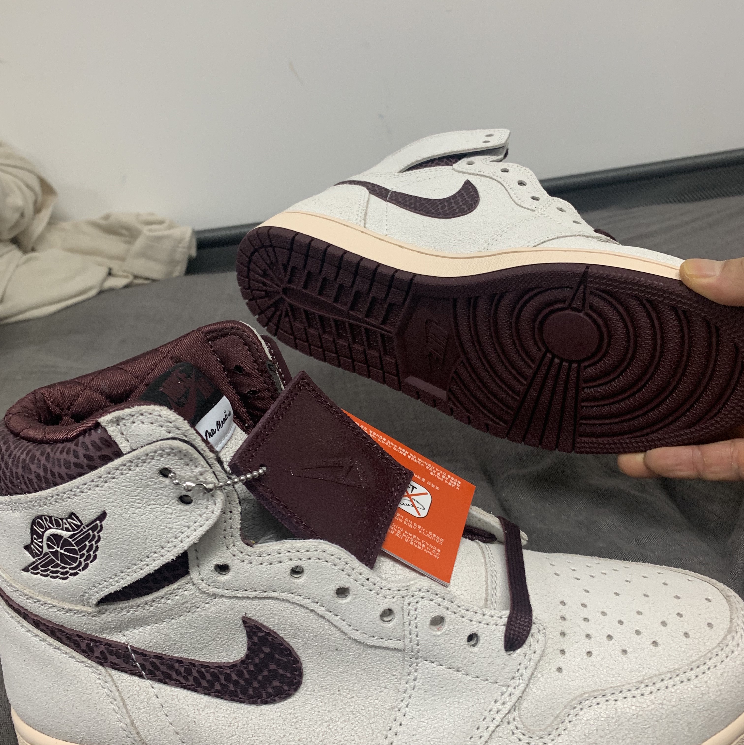 Jordan 1 x A Ma Maniere Retro High OG SP Sail and Burgundy 착용 스타일 - 3