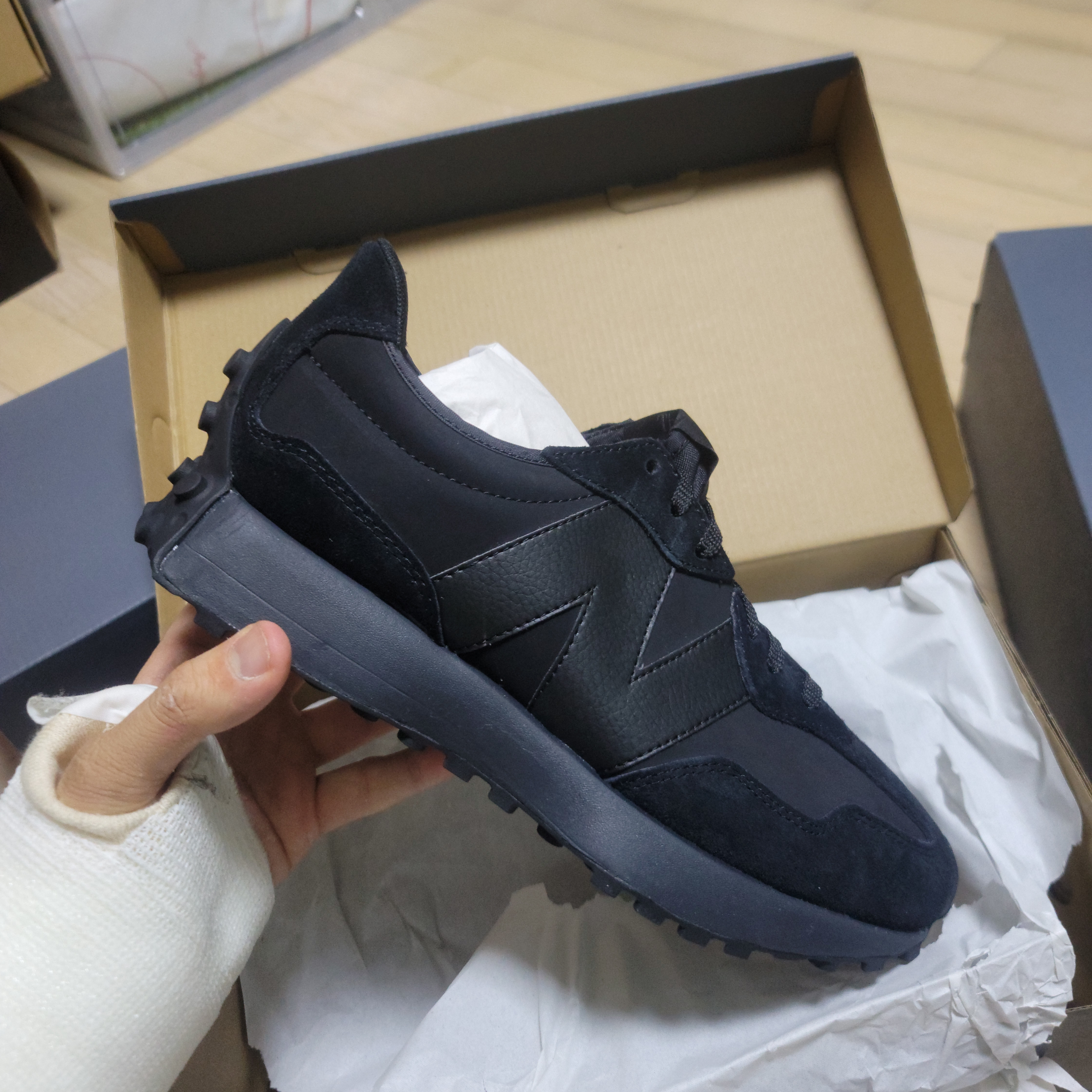 New Balance 327 Black 착용 스타일