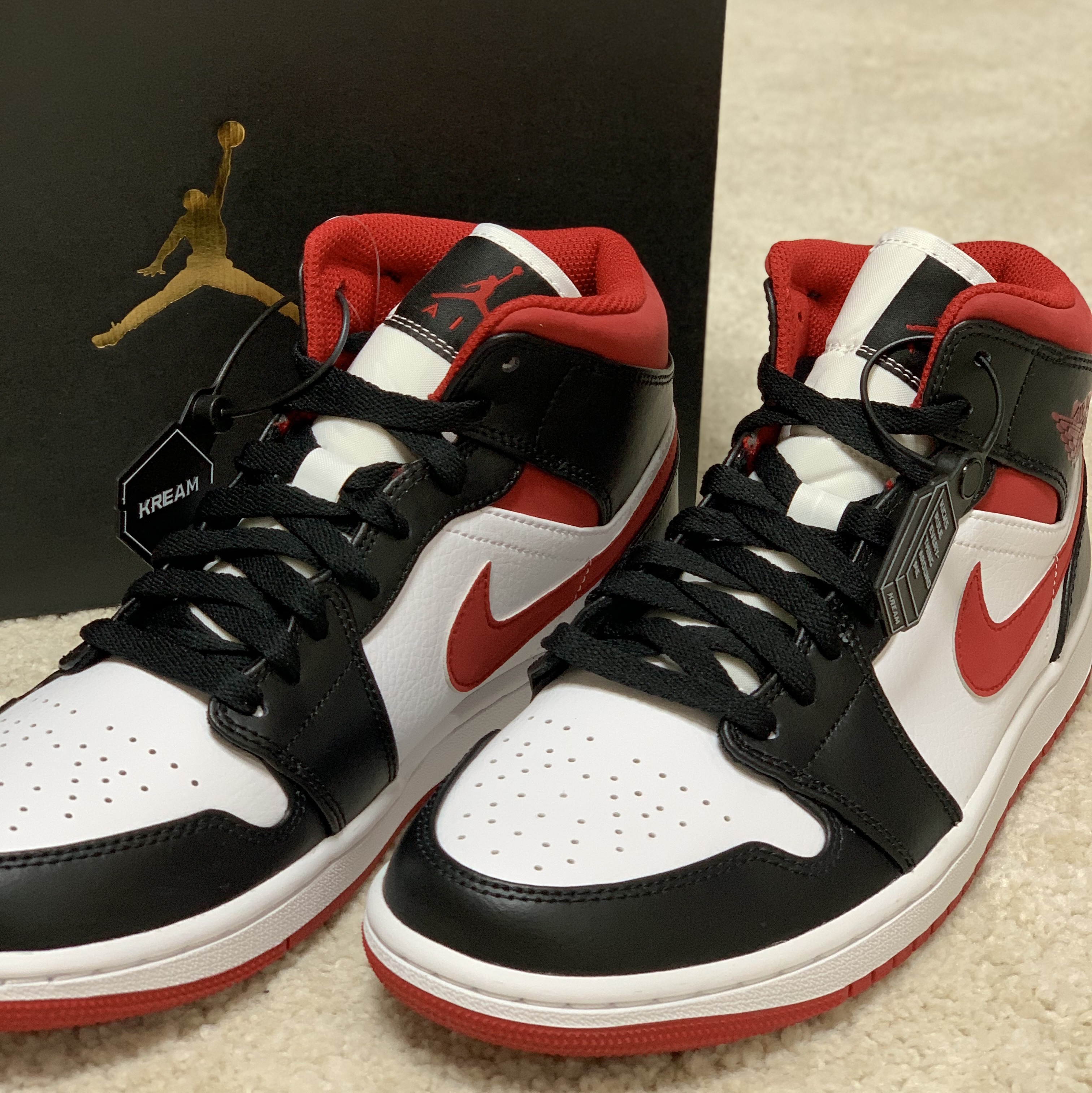 Jordan 1 Mid Gym Red Black White 착용 스타일