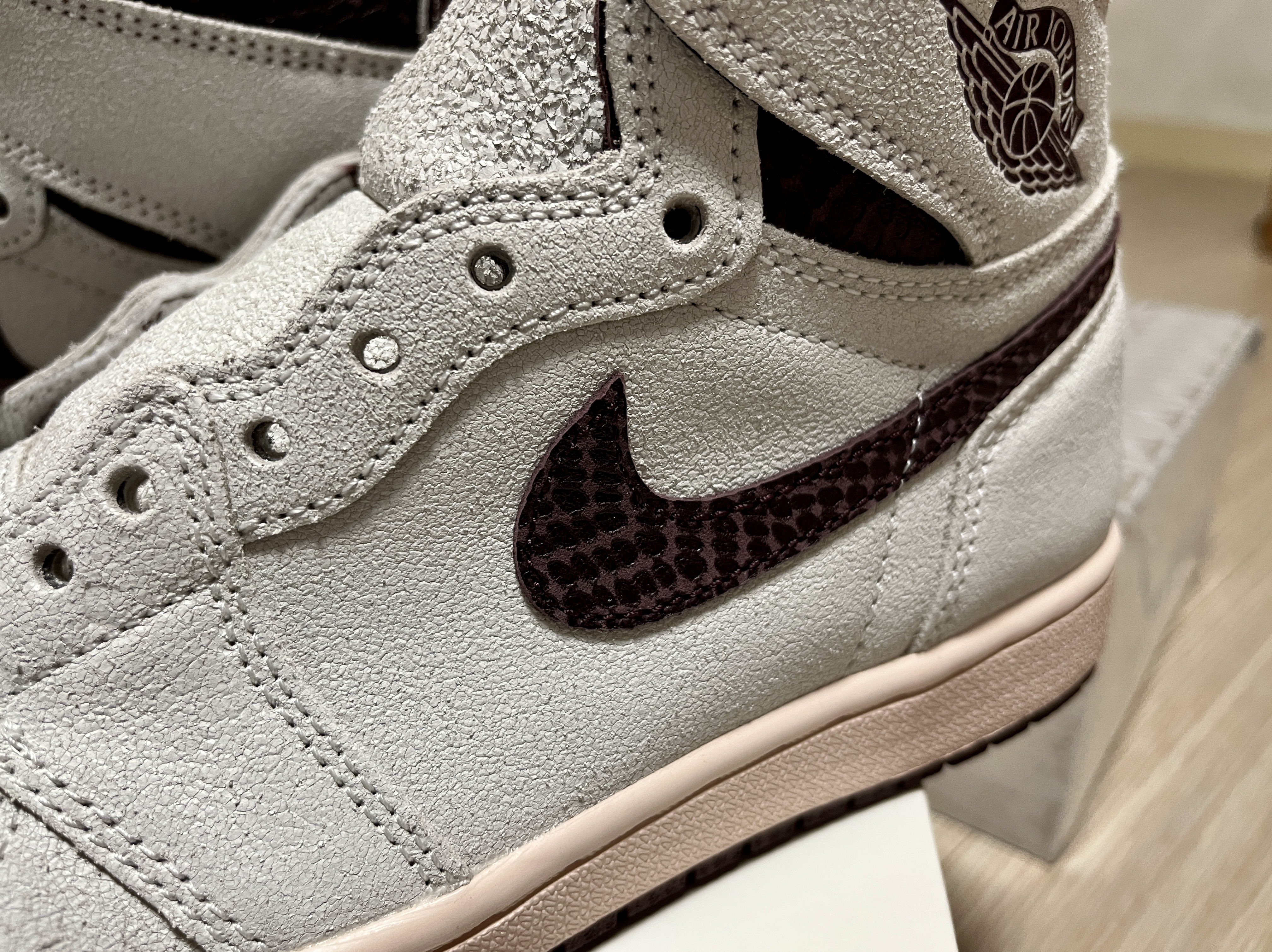 Jordan 1 x A Ma Maniere Retro High OG SP Sail and Burgundy 착용 스타일 - 2