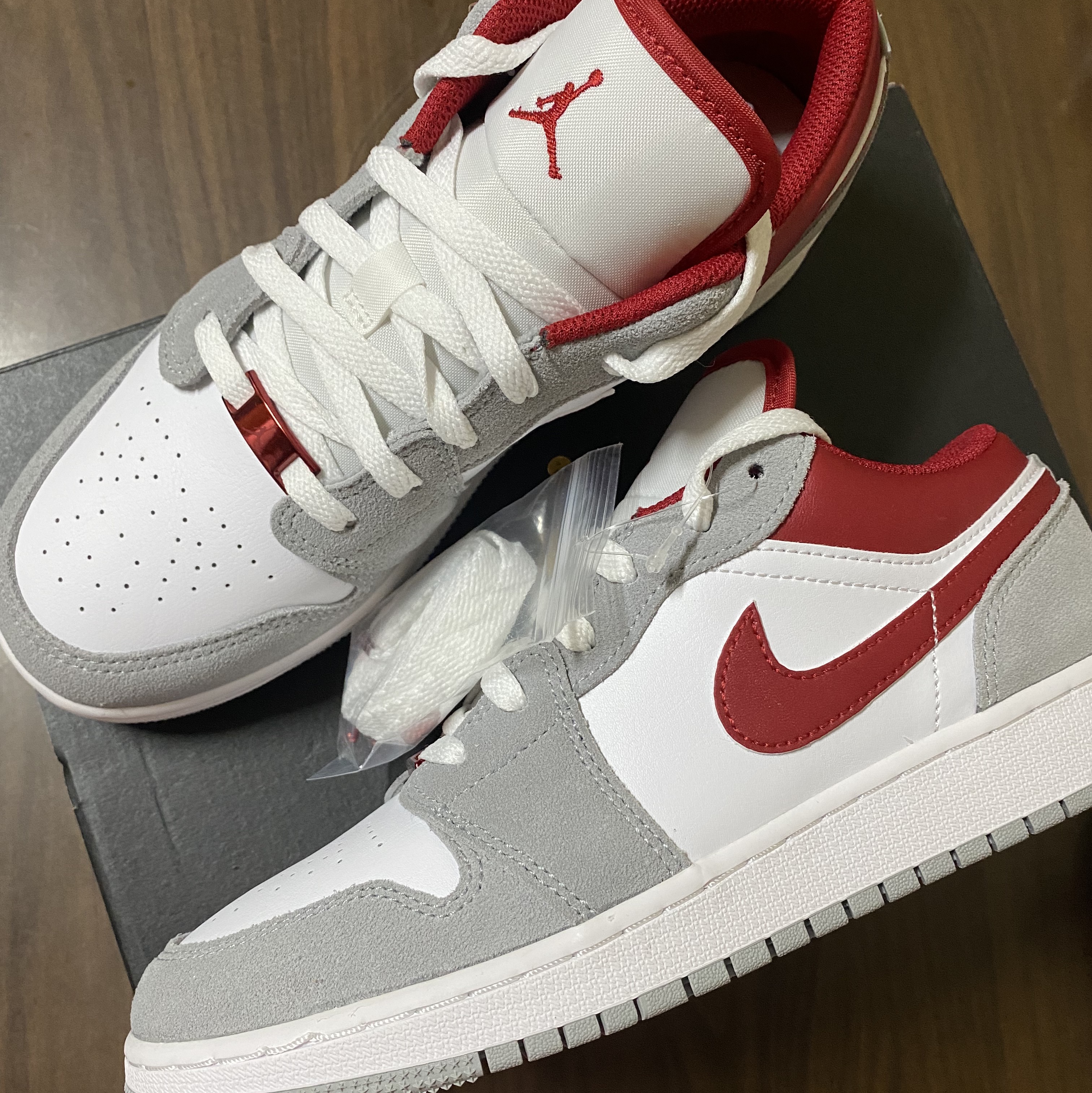 (GS) Jordan 1 Low SE Light Smoke Grey Gym Red 착용 스타일 - 1