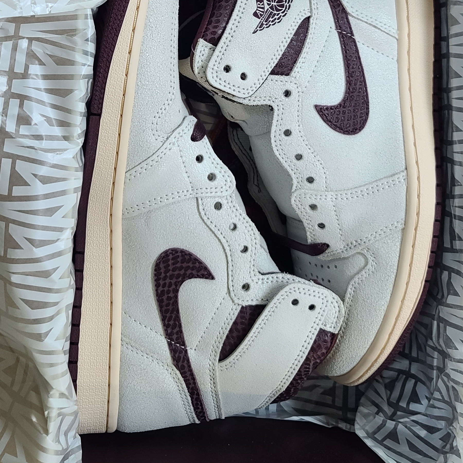Jordan 1 x A Ma Maniere Retro High OG SP Sail and Burgundy 착용 스타일