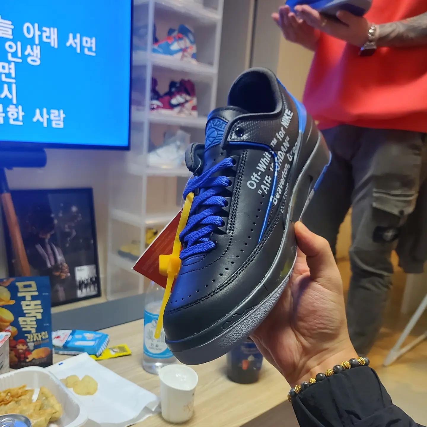 Jordan 2 x Off-White Retro Low SP Black and Varsity Royal 착용 스타일 - 1