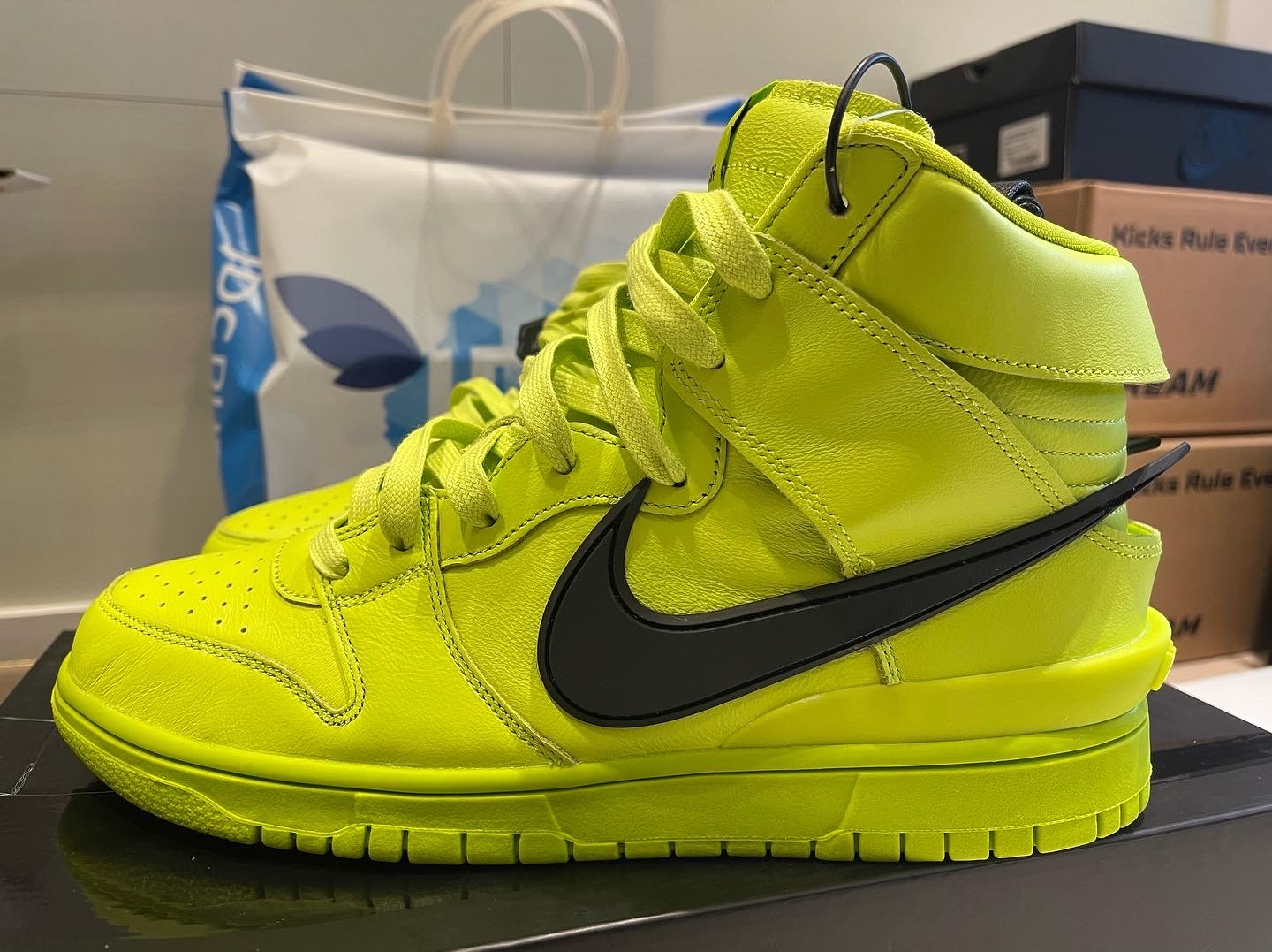 Nike x Ambush Dunk High Flash Lime 착용 스타일 - 2