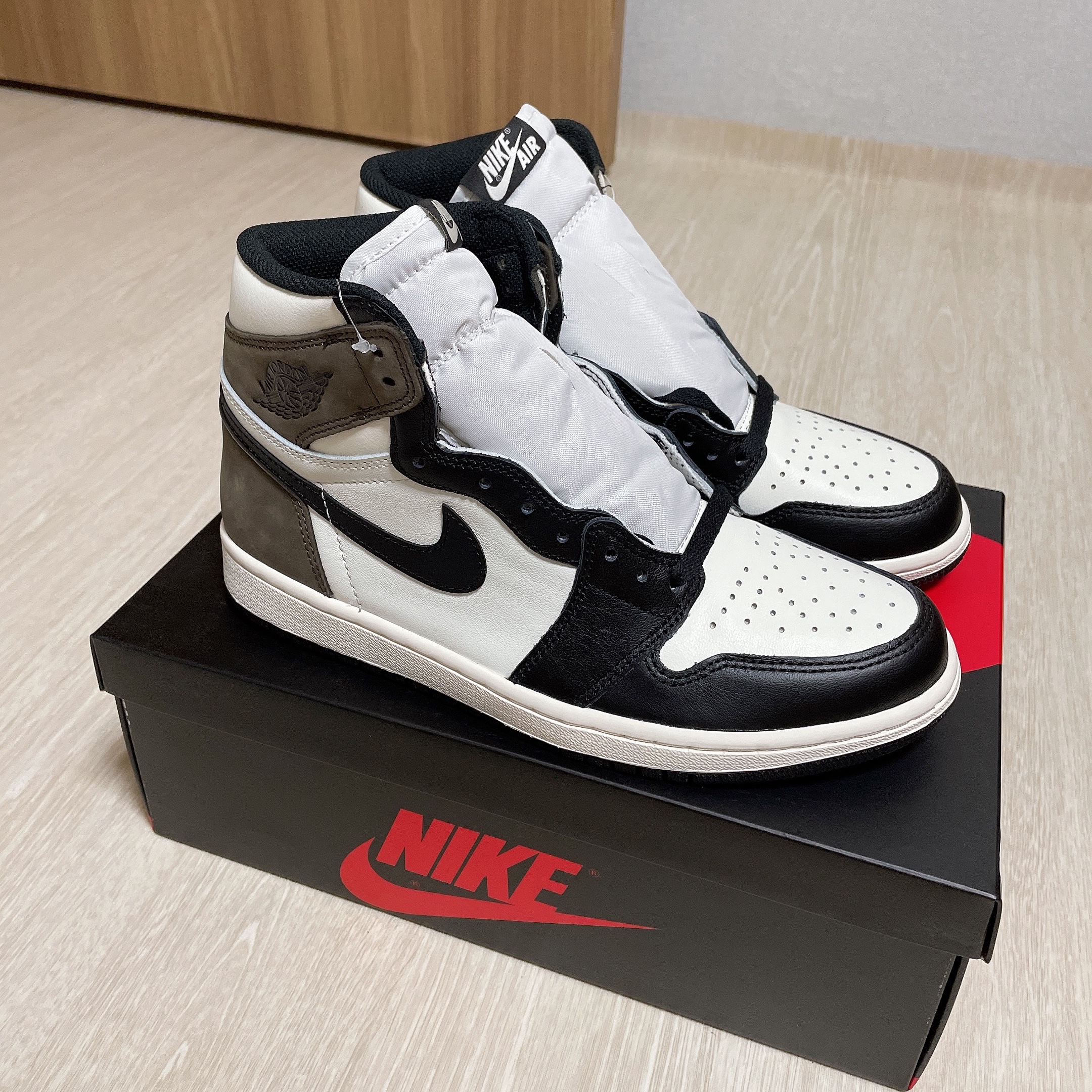 Jordan 1 Retro High OG Black Mocha 착용 스타일 - 1