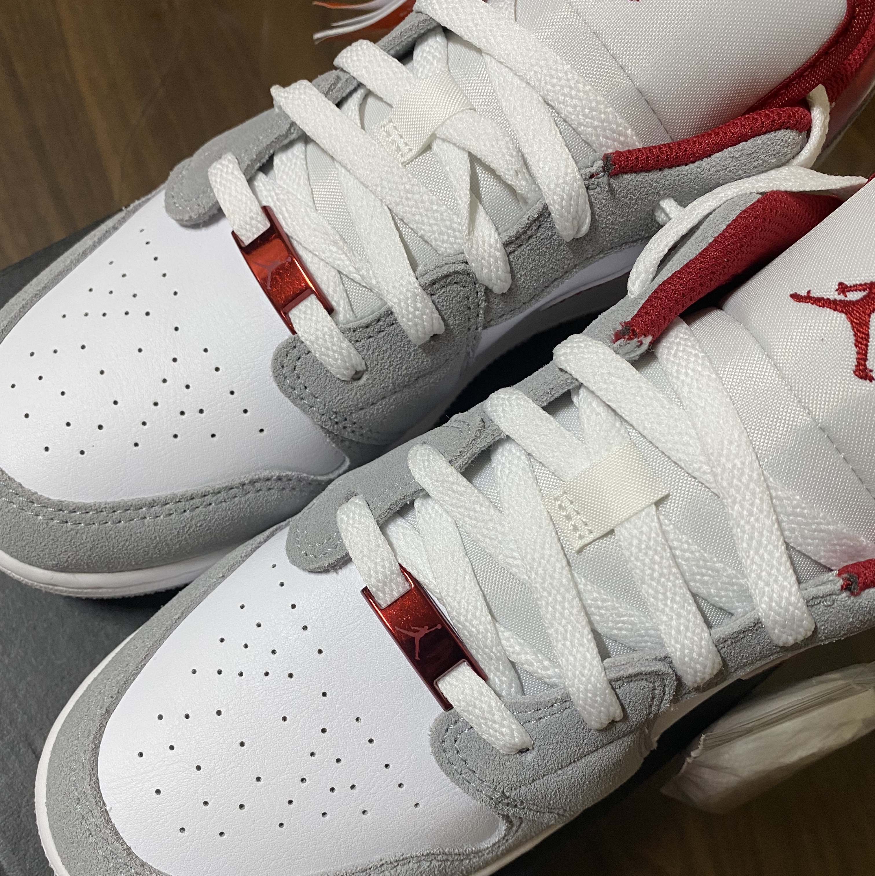 (GS) Jordan 1 Low SE Light Smoke Grey Gym Red 착용 스타일 - 2