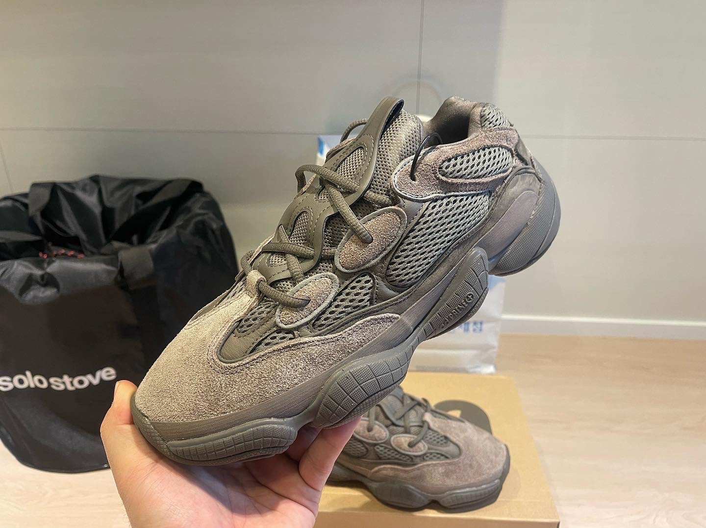 Adidas Yeezy 500 Clay Brown 착용 스타일 - 2