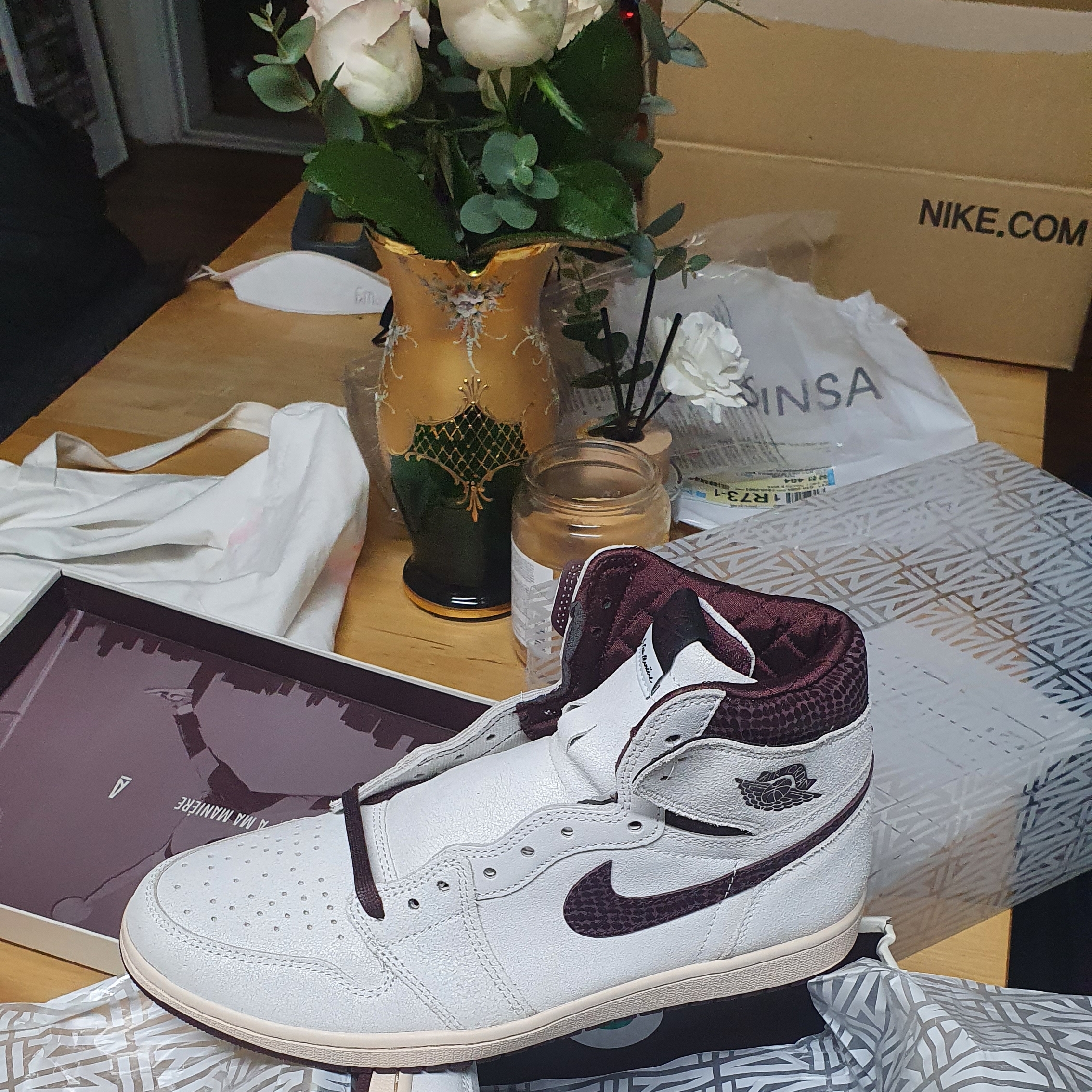 Jordan 1 x A Ma Maniere Retro High OG SP Sail and Burgundy 착용 스타일 - 1
