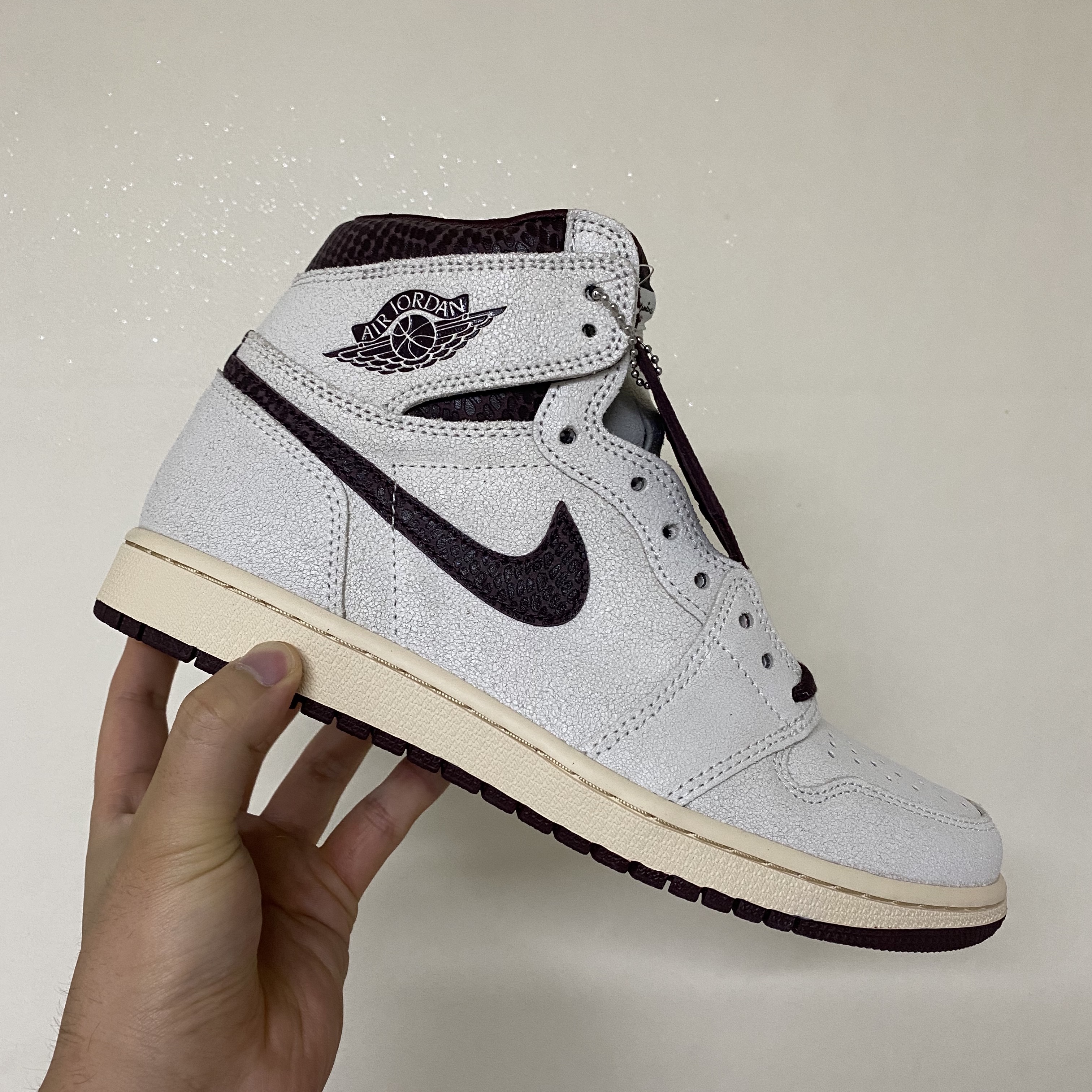 Jordan 1 x A Ma Maniere Retro High OG SP Sail and Burgundy 착용 스타일 - 3