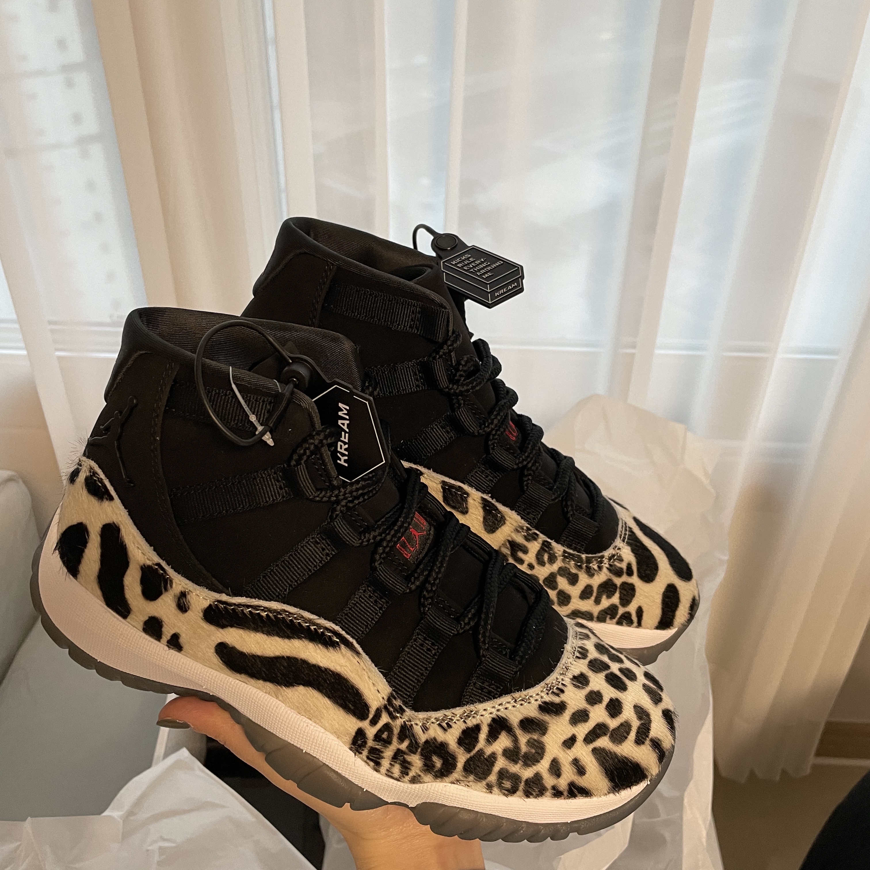 (W) Jordan 11 Retro Animal Instinct Black White 착용 스타일 - 2