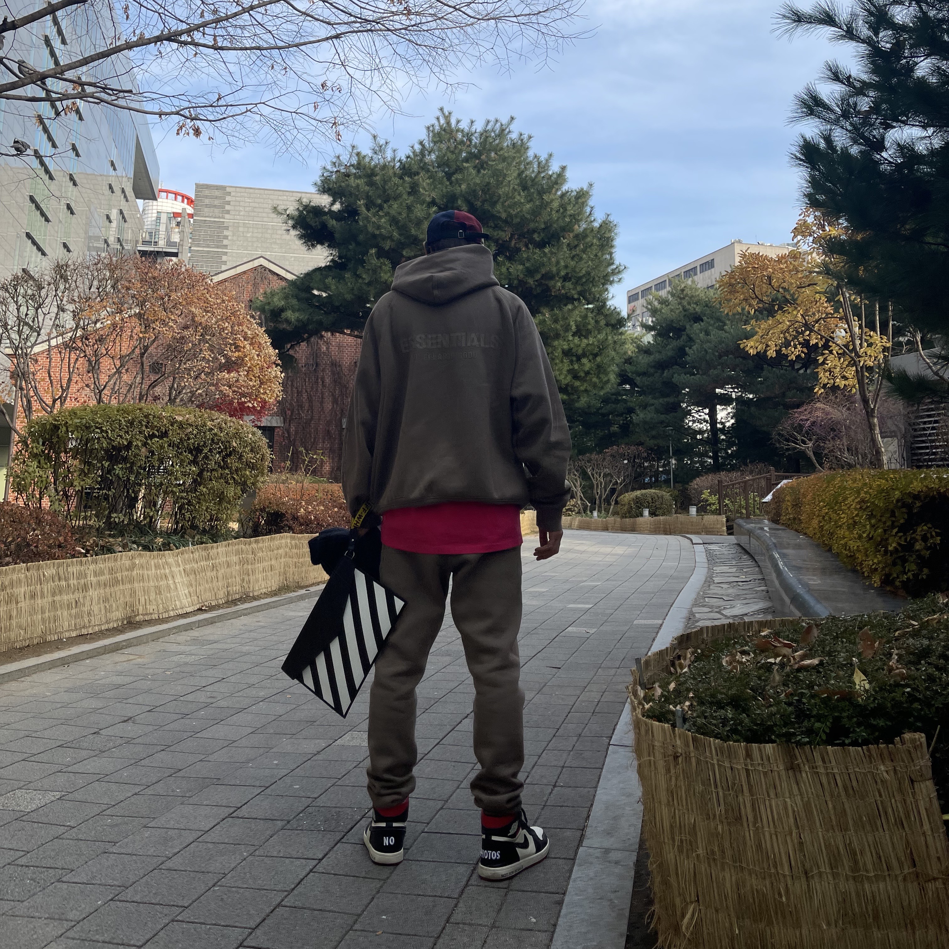 Essentials Pull-Over Hoodie Harvest - 21FW, Essentials Sweatpants Harvest - 21FW 착용 스타일 - 4