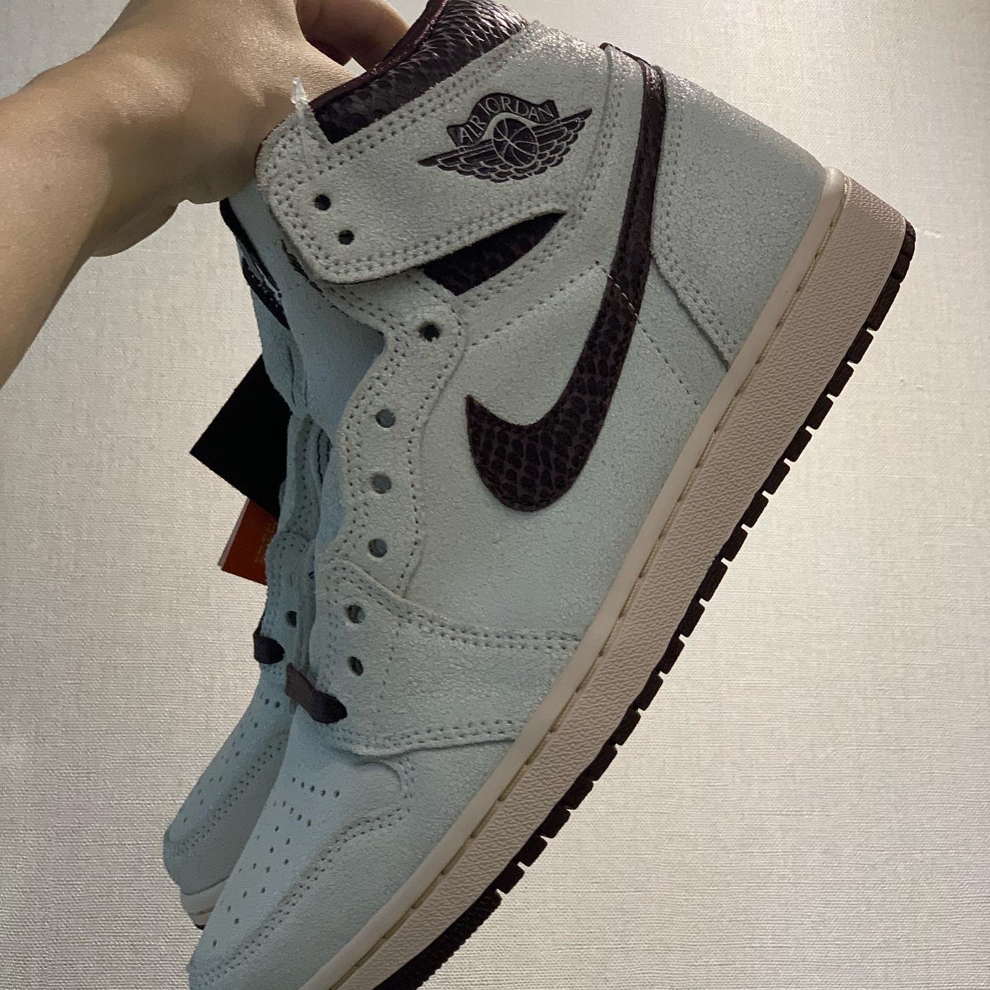 Jordan 1 x A Ma Maniere Retro High OG SP Sail and Burgundy 착용 스타일 - 4