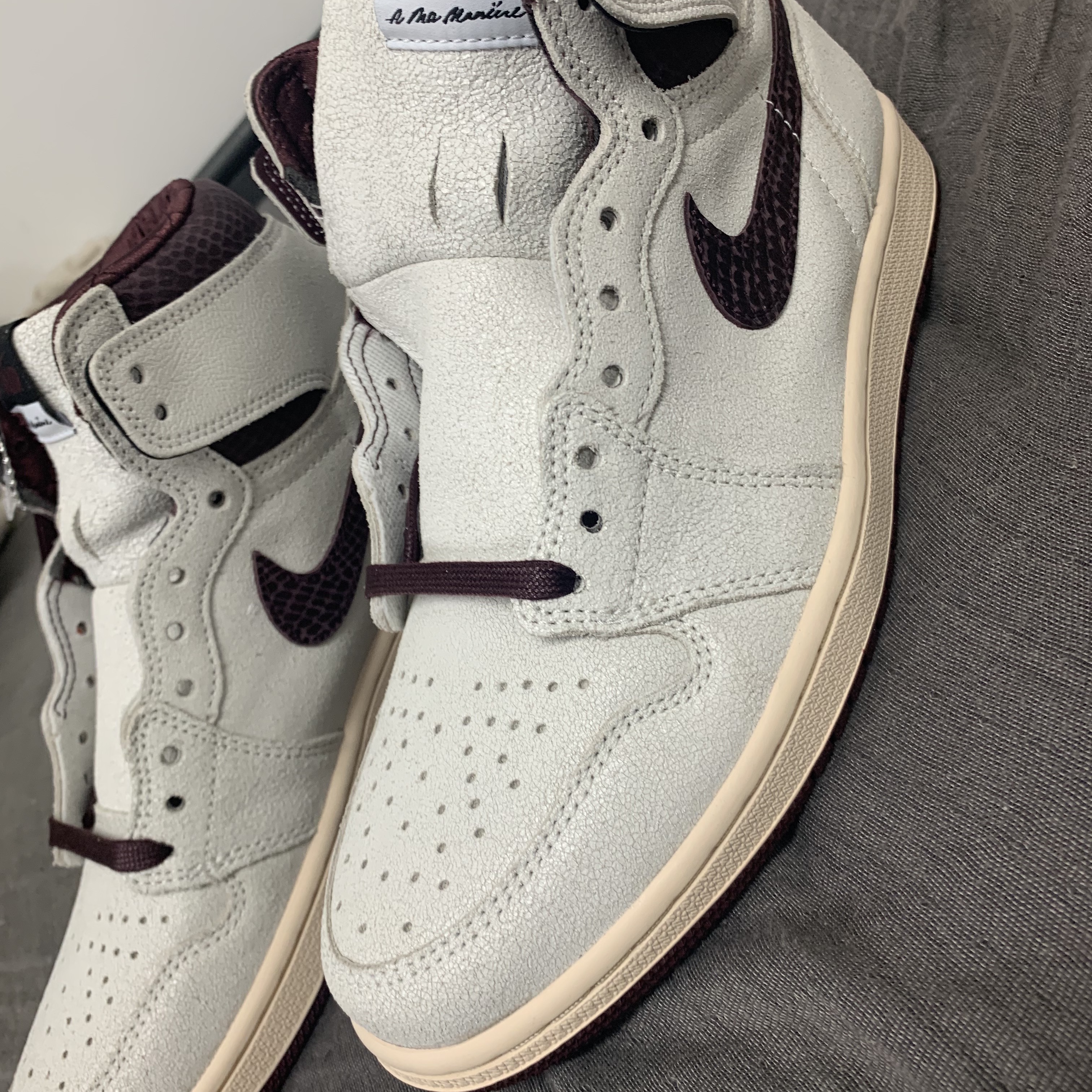 Jordan 1 x A Ma Maniere Retro High OG SP Sail and Burgundy 착용 스타일 - 4